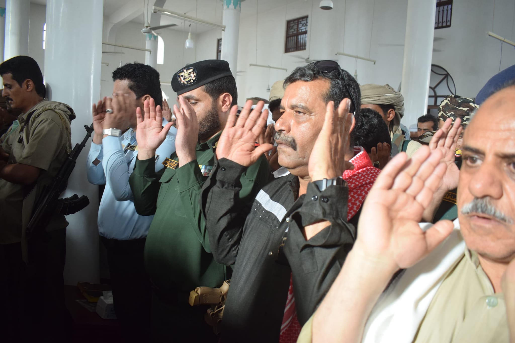 نقل تعازي رئيس حلف قبائل حضرموت .. قائد قوات حماية حضرموت يشارك في مراسيم تشييع العقيد أنيس التميمي نقل تعازي رئيس حلف قبائل حضرموت .. قائد قوات حماية حضرموت يشارك في مراسيم تشييع العقيد أنيس التميمي