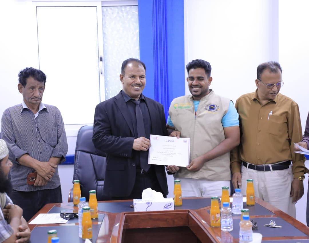 الوكيل العامري يكرم الطاقم الطبي المشارك في المخيم المجاني لطب وجراحة العيون بسيئون الوكيل العامري يكرم الطاقم الطبي المشارك في المخيم المجاني لطب وجراحة العيون بسيئون