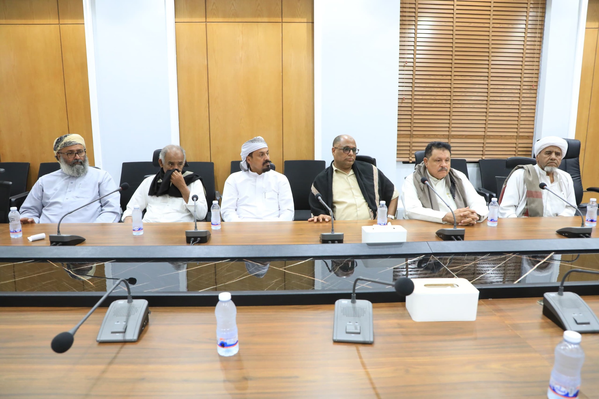 محافظ حضرموت ومرجعية قبائل حضرموت يؤكدان على وحدة الصف والعمل المشترك ومساندة خطوات دولة رئيس الوزراء ومحافظ البنك المركزي محافظ حضرموت ومرجعية قبائل حضرموت يؤكدان على وحدة الصف والعمل المشترك ومساندة خطوات دولة رئيس الوزراء ومحافظ البنك المركزي