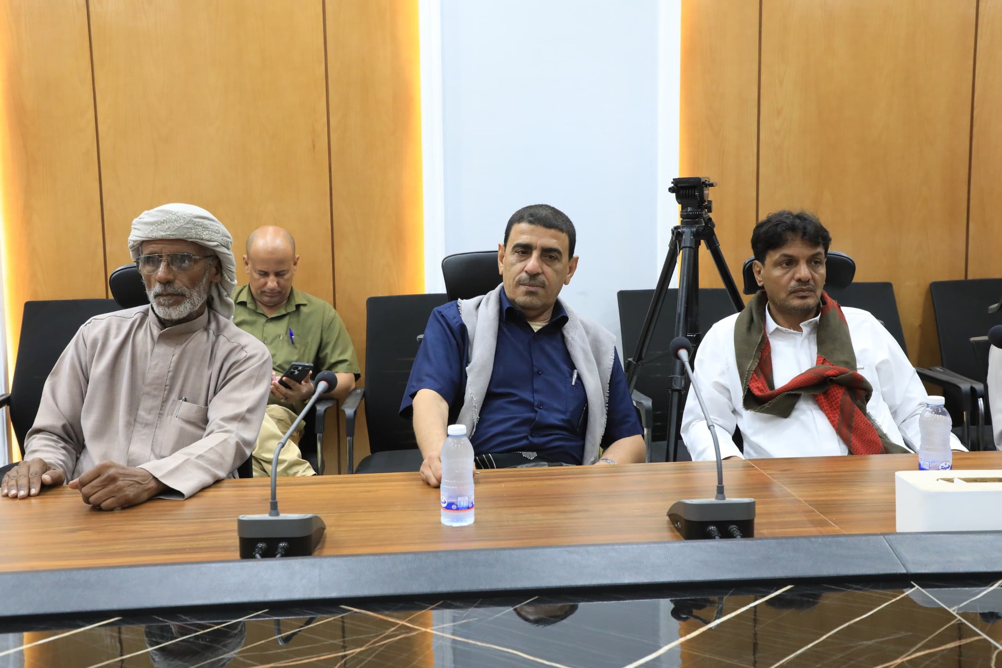 محافظ حضرموت ومرجعية قبائل حضرموت يؤكدان على وحدة الصف والعمل المشترك ومساندة خطوات دولة رئيس الوزراء ومحافظ البنك المركزي محافظ حضرموت ومرجعية قبائل حضرموت يؤكدان على وحدة الصف والعمل المشترك ومساندة خطوات دولة رئيس الوزراء ومحافظ البنك المركزي