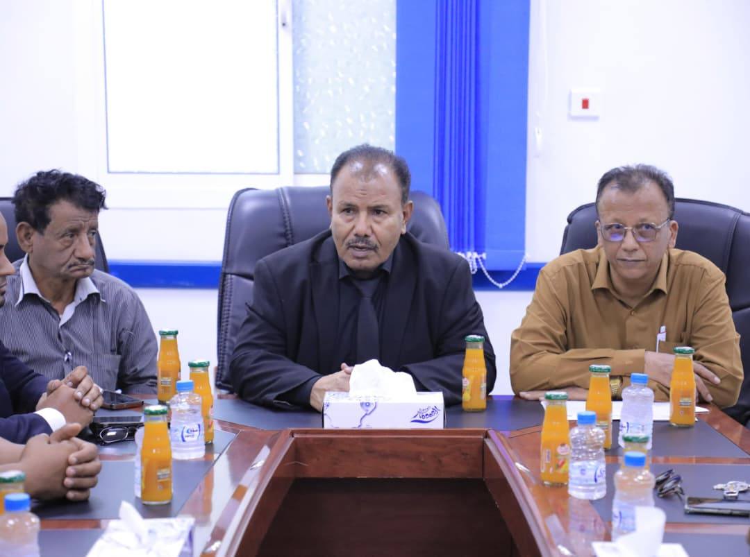 الوكيل العامري يكرم الطاقم الطبي المشارك في المخيم المجاني لطب وجراحة العيون بسيئون الوكيل العامري يكرم الطاقم الطبي المشارك في المخيم المجاني لطب وجراحة العيون بسيئون