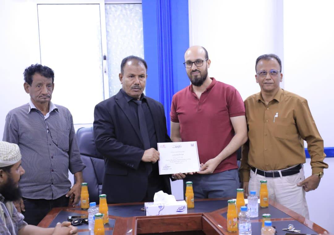 الوكيل العامري يكرم الطاقم الطبي المشارك في المخيم المجاني لطب وجراحة العيون بسيئون الوكيل العامري يكرم الطاقم الطبي المشارك في المخيم المجاني لطب وجراحة العيون بسيئون