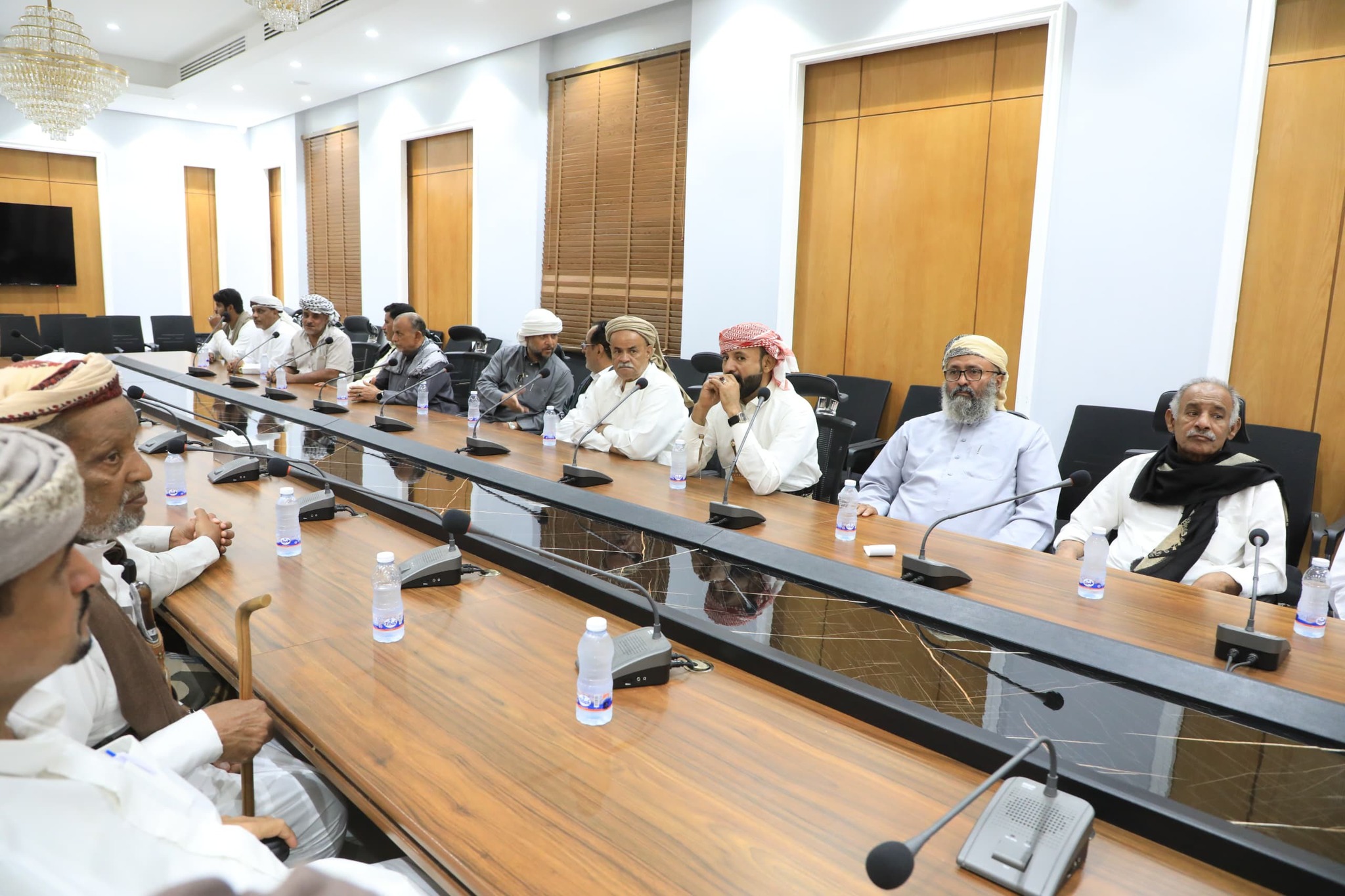 محافظ حضرموت ومرجعية قبائل حضرموت يؤكدان على وحدة الصف والعمل المشترك ومساندة خطوات دولة رئيس الوزراء ومحافظ البنك المركزي محافظ حضرموت ومرجعية قبائل حضرموت يؤكدان على وحدة الصف والعمل المشترك ومساندة خطوات دولة رئيس الوزراء ومحافظ البنك المركزي