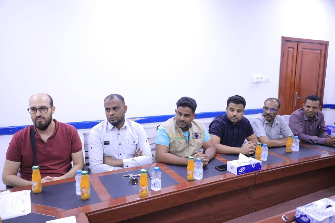 الوكيل العامري يكرم الطاقم الطبي المشارك في المخيم المجاني لطب وجراحة العيون بسيئون الوكيل العامري يكرم الطاقم الطبي المشارك في المخيم المجاني لطب وجراحة العيون بسيئون