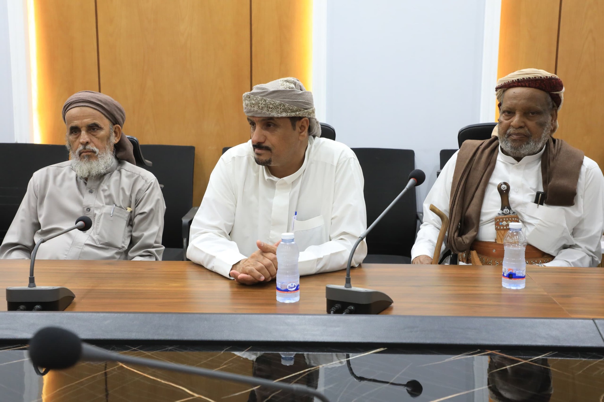 محافظ حضرموت ومرجعية قبائل حضرموت يؤكدان على وحدة الصف والعمل المشترك ومساندة خطوات دولة رئيس الوزراء ومحافظ البنك المركزي محافظ حضرموت ومرجعية قبائل حضرموت يؤكدان على وحدة الصف والعمل المشترك ومساندة خطوات دولة رئيس الوزراء ومحافظ البنك المركزي