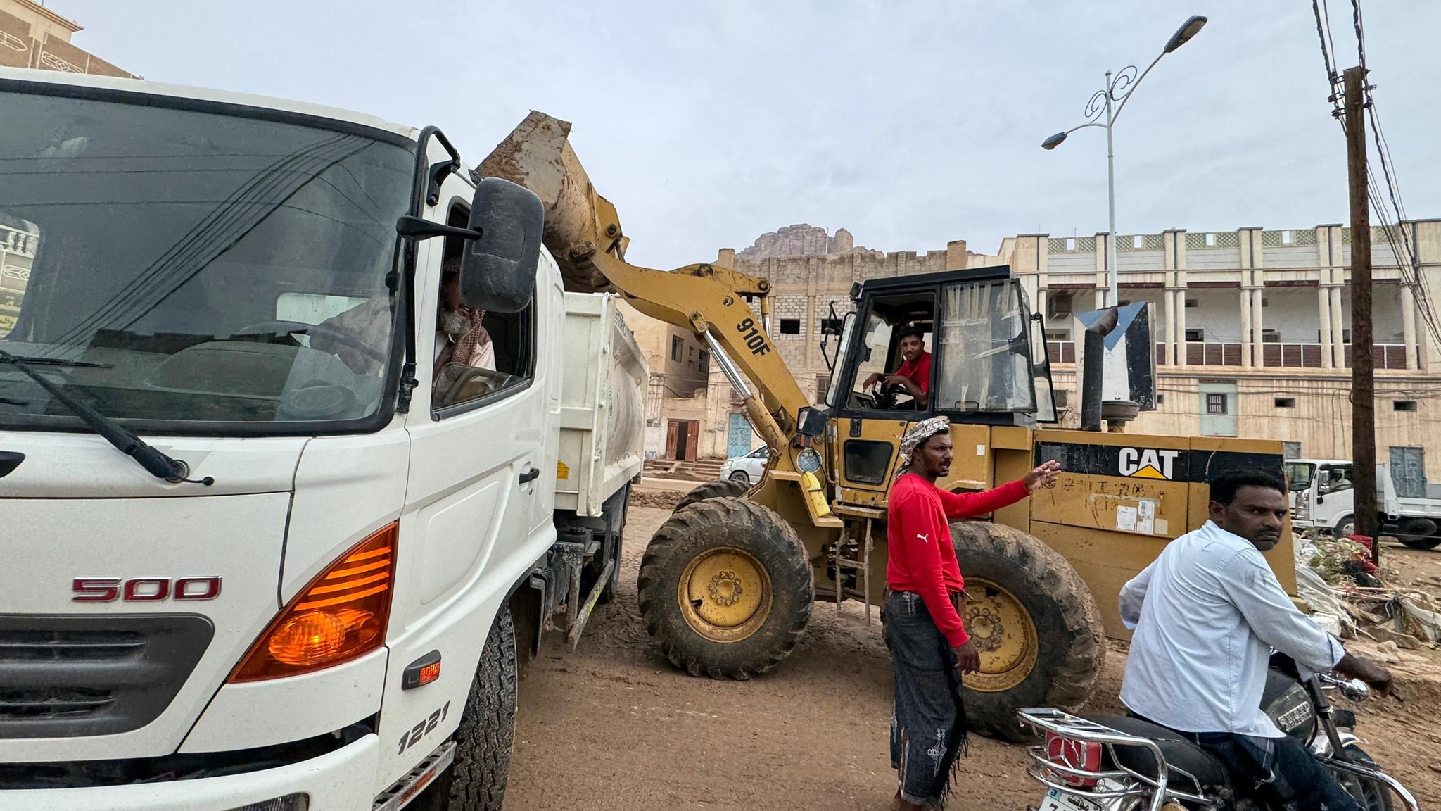 محافظ حضرموت يتفقد الأضرار الناتجة عن المنخفض الجوي بمديريات تريم وشبام ووادي العين وحورة ويدشن مشروع إغاثة عاجل للمتضررين محافظ حضرموت يتفقد الأضرار الناتجة عن المنخفض الجوي بمديريات تريم وشبام ووادي العين وحورة ويدشن مشروع إغاثة عاجل للمتضررين