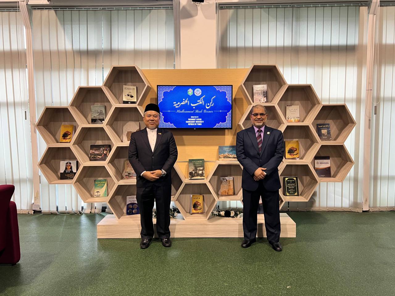 جامعة حضرموت تُهدي جناحاً للكتب الحضرمية لجامعة السلطان الشريف علي ببروناي جامعة حضرموت تُهدي جناحاً للكتب الحضرمية لجامعة السلطان الشريف علي ببروناي