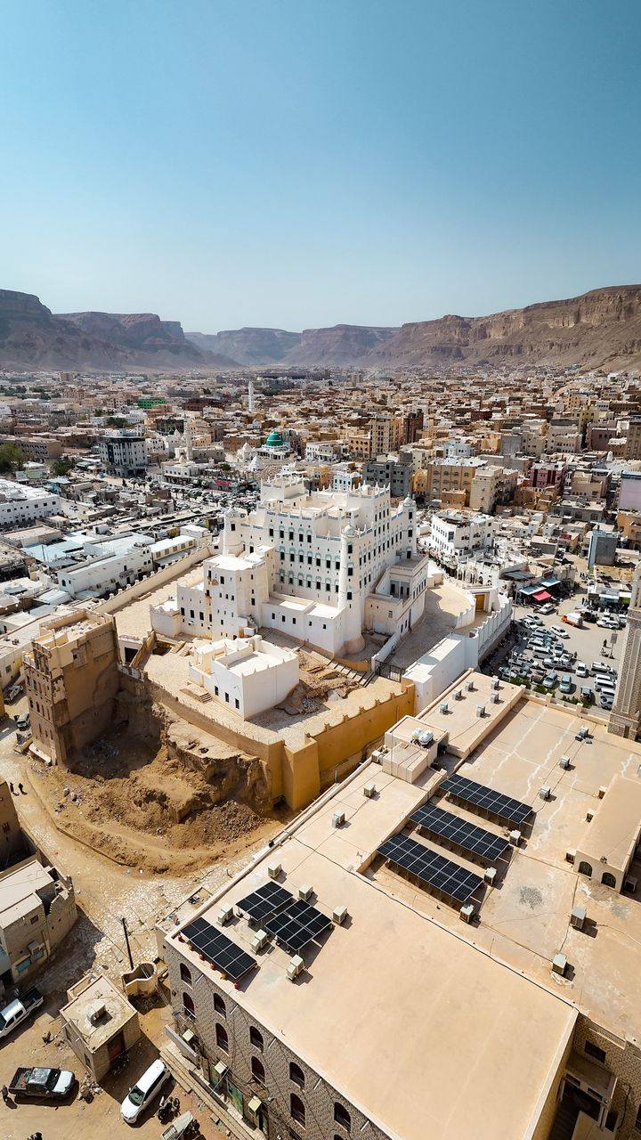 محافظ حضرموت يتفقد سير العمل في مجمع الدوائر الحكومية بسيئون ويناقش احتياجات المواطنين محافظ حضرموت يتفقد سير العمل في مجمع الدوائر الحكومية بسيئون ويناقش احتياجات المواطنين