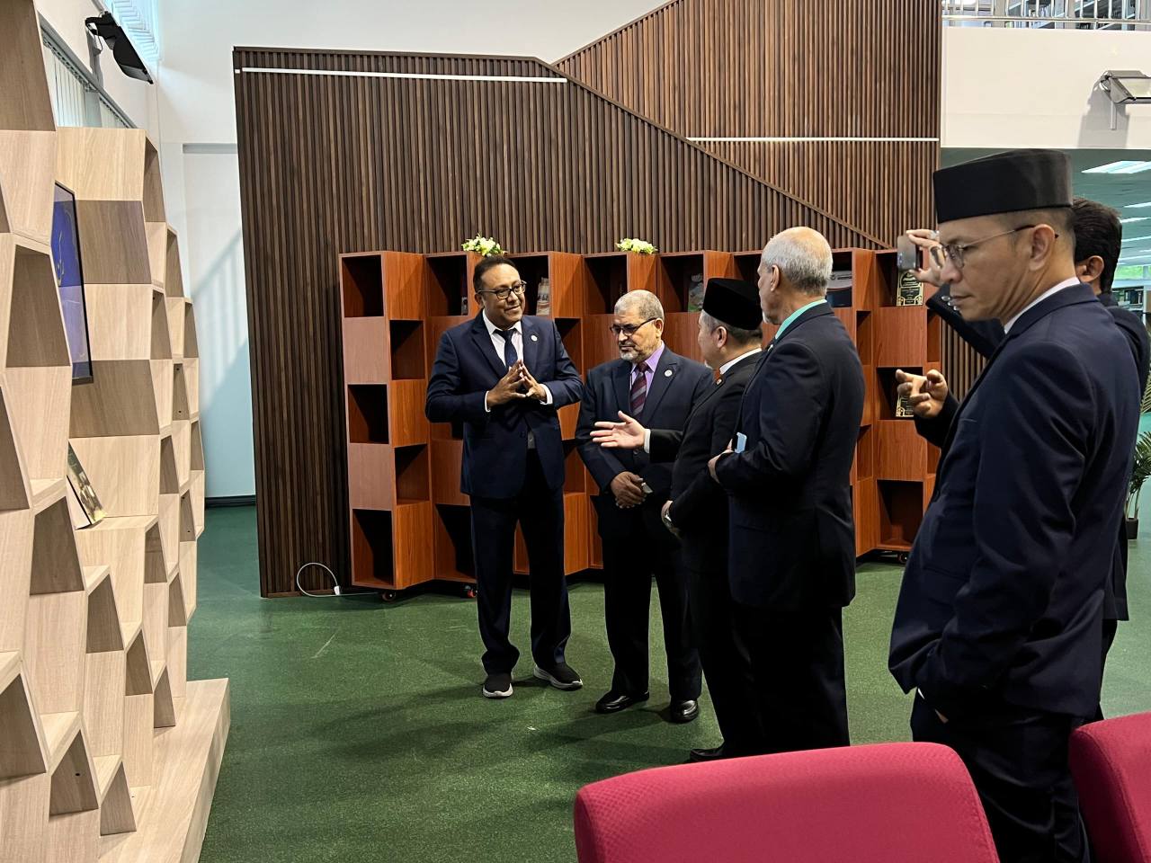 جامعة حضرموت تُهدي جناحاً للكتب الحضرمية لجامعة السلطان الشريف علي ببروناي جامعة حضرموت تُهدي جناحاً للكتب الحضرمية لجامعة السلطان الشريف علي ببروناي