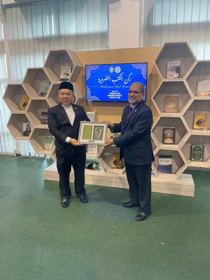جامعة حضرموت تُهدي جناحاً للكتب الحضرمية لجامعة السلطان الشريف علي ببروناي جامعة حضرموت تُهدي جناحاً للكتب الحضرمية لجامعة السلطان الشريف علي ببروناي