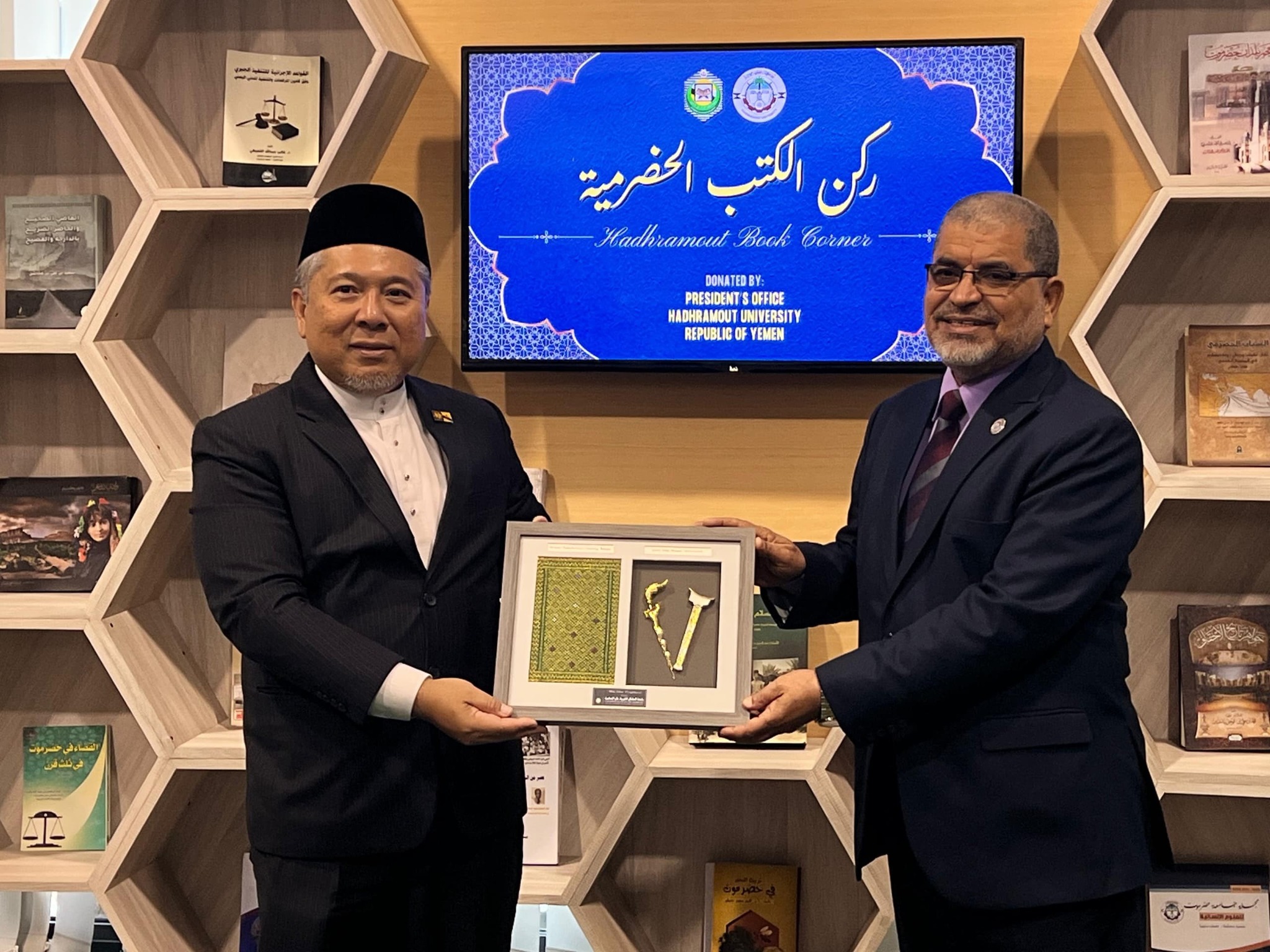 جامعة حضرموت تُهدي جناحاً للكتب الحضرمية لجامعة السلطان الشريف علي ببروناي جامعة حضرموت تُهدي جناحاً للكتب الحضرمية لجامعة السلطان الشريف علي ببروناي