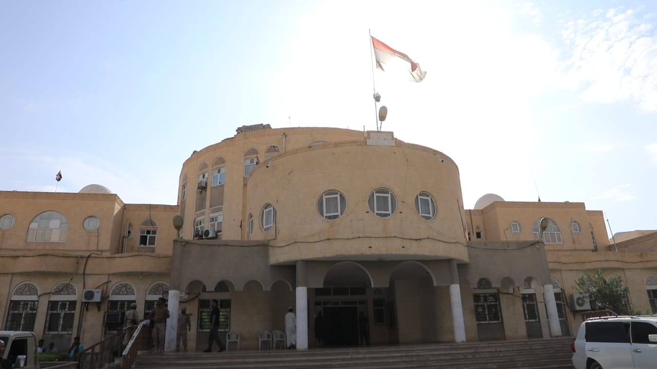 محافظ حضرموت يتفقد سير العمل في مجمع الدوائر الحكومية بسيئون ويناقش احتياجات المواطنين محافظ حضرموت يتفقد سير العمل في مجمع الدوائر الحكومية بسيئون ويناقش احتياجات المواطنين