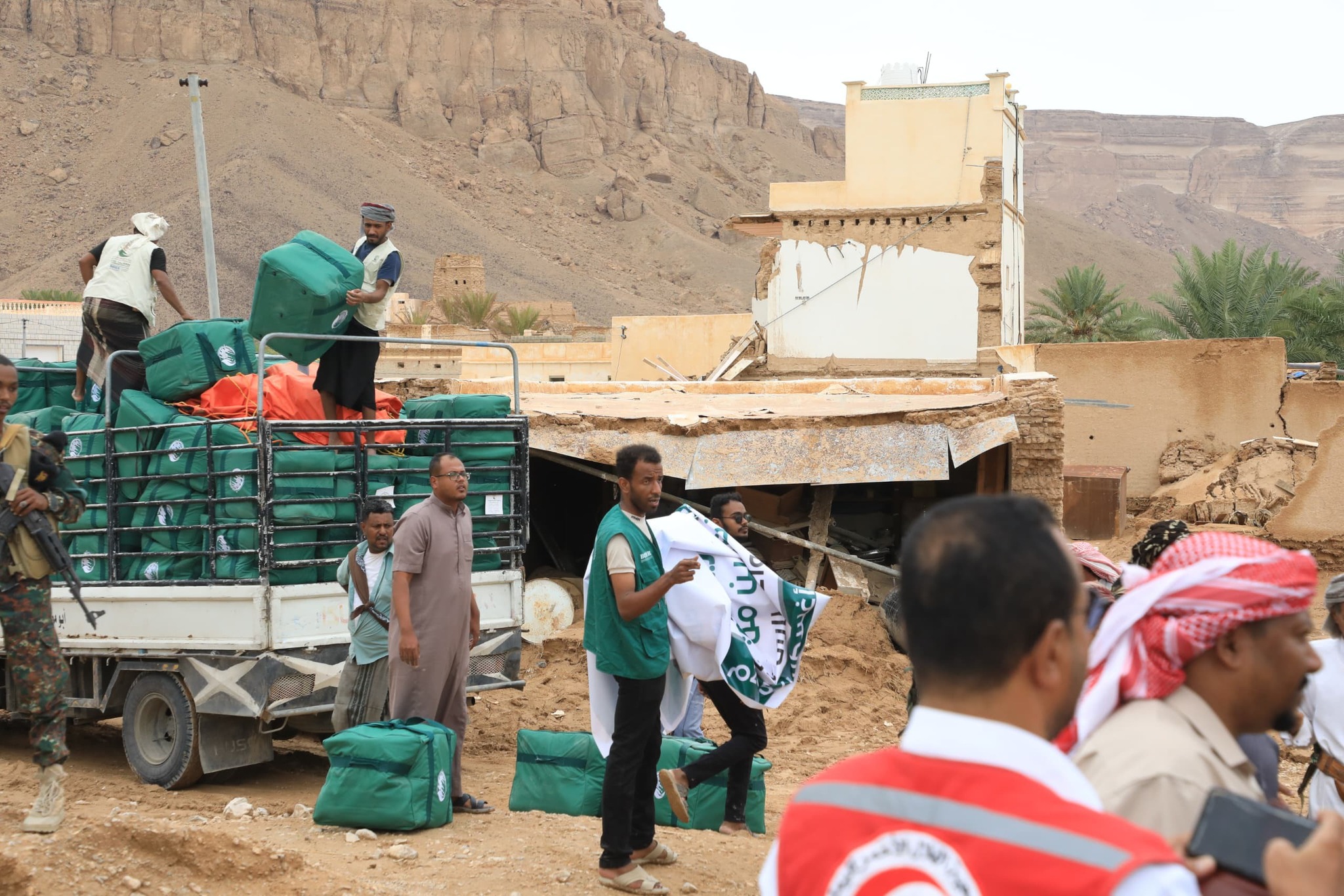 محافظ حضرموت يتفقد الأضرار الناتجة عن المنخفض الجوي بمديريات تريم وشبام ووادي العين وحورة ويدشن مشروع إغاثة عاجل للمتضررين محافظ حضرموت يتفقد الأضرار الناتجة عن المنخفض الجوي بمديريات تريم وشبام ووادي العين وحورة ويدشن مشروع إغاثة عاجل للمتضررين