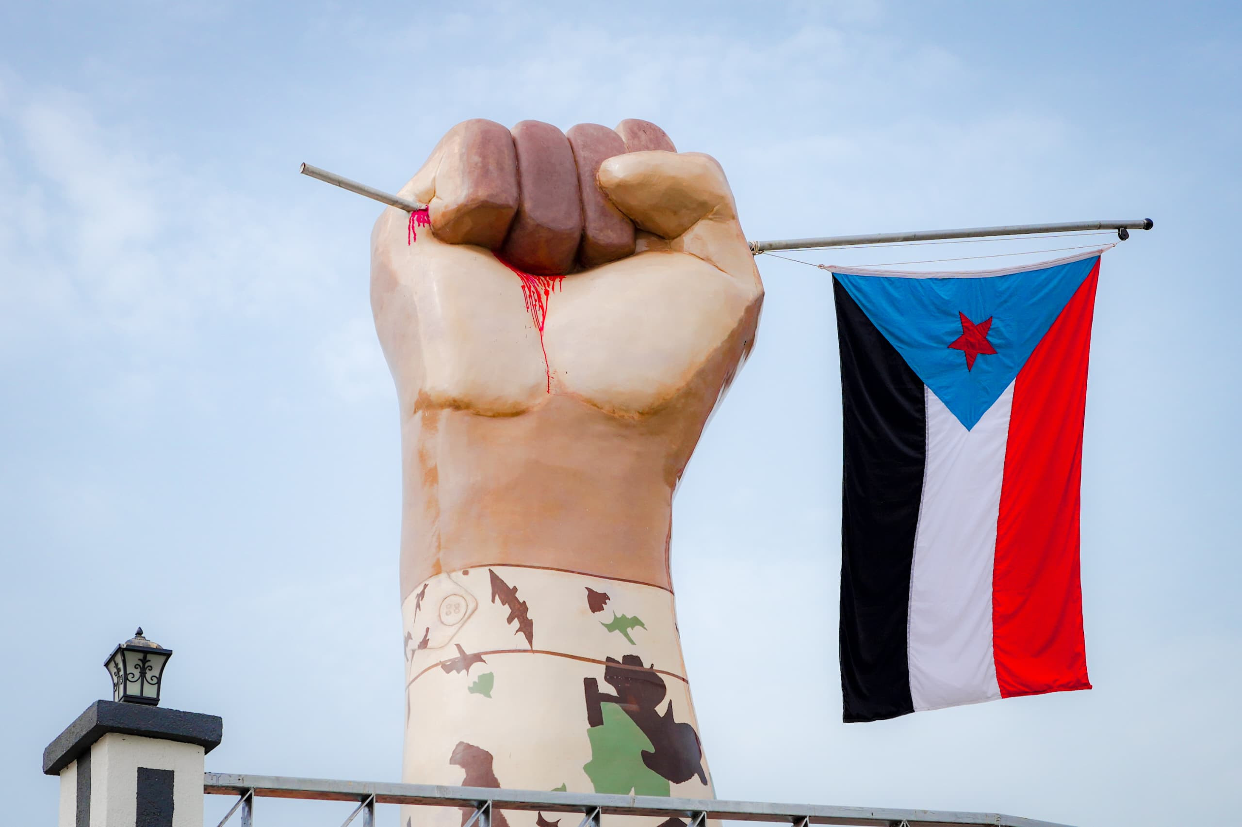 الرئيس الزُبيدي يزور النصب التذكاري للشهيد القائد منير أبو اليمامة ورفاقه الرئيس الزُبيدي يزور النصب التذكاري للشهيد القائد منير أبو اليمامة ورفاقه