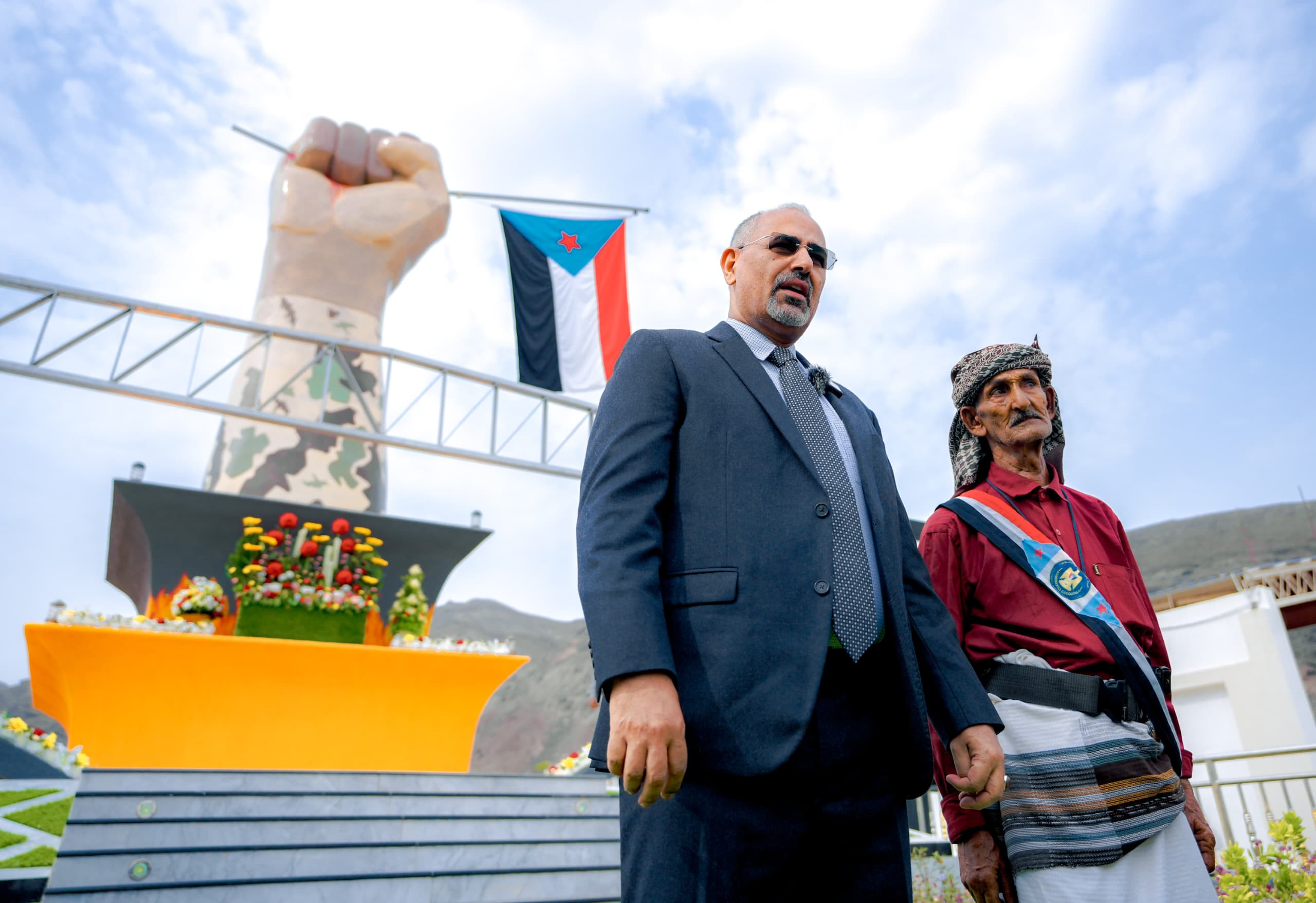 الرئيس الزُبيدي يزور النصب التذكاري للشهيد القائد منير أبو اليمامة ورفاقه الرئيس الزُبيدي يزور النصب التذكاري للشهيد القائد منير أبو اليمامة ورفاقه