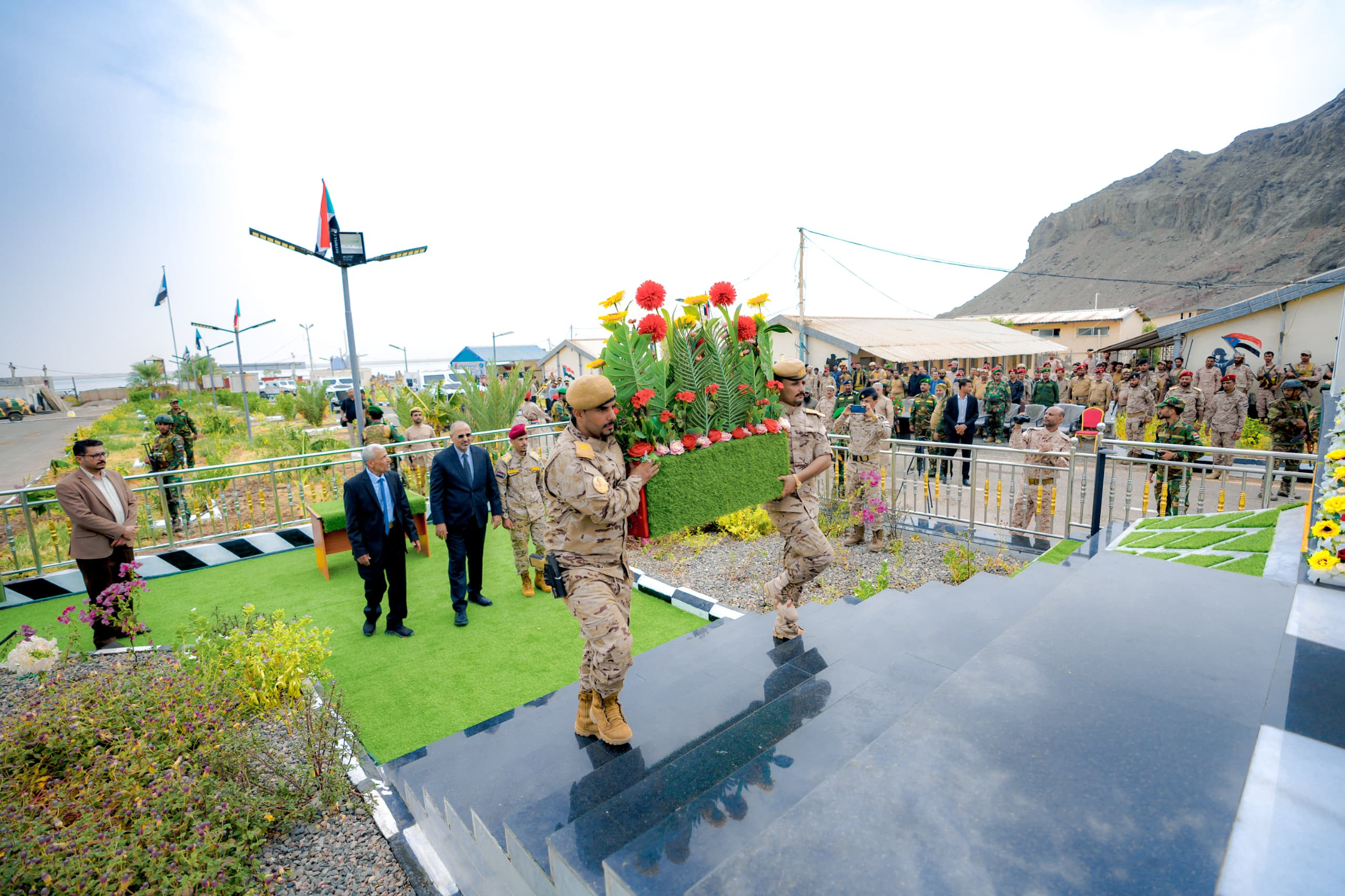 الرئيس الزُبيدي يزور النصب التذكاري للشهيد القائد منير أبو اليمامة ورفاقه الرئيس الزُبيدي يزور النصب التذكاري للشهيد القائد منير أبو اليمامة ورفاقه