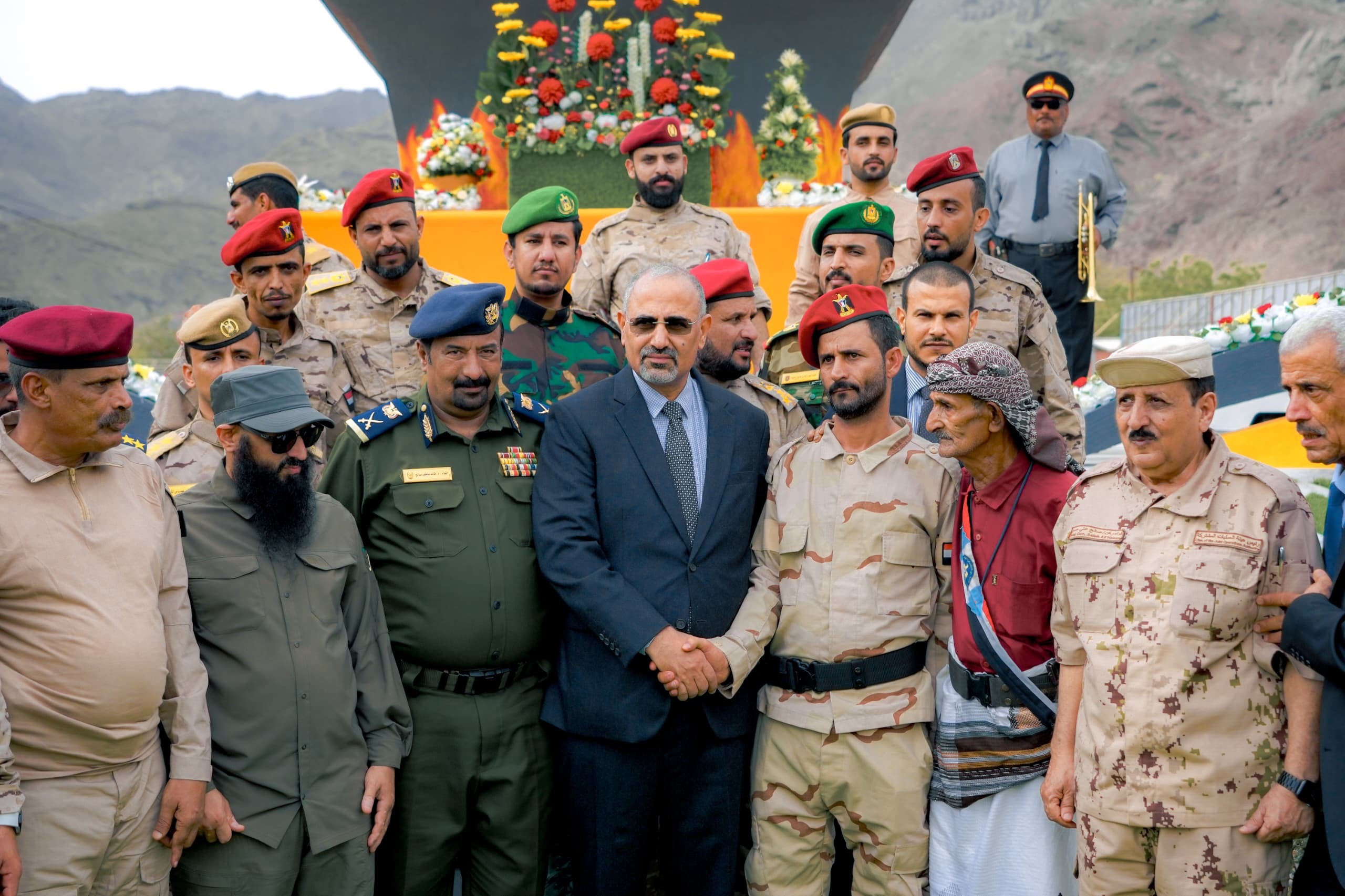الرئيس الزُبيدي يزور النصب التذكاري للشهيد القائد منير أبو اليمامة ورفاقه الرئيس الزُبيدي يزور النصب التذكاري للشهيد القائد منير أبو اليمامة ورفاقه