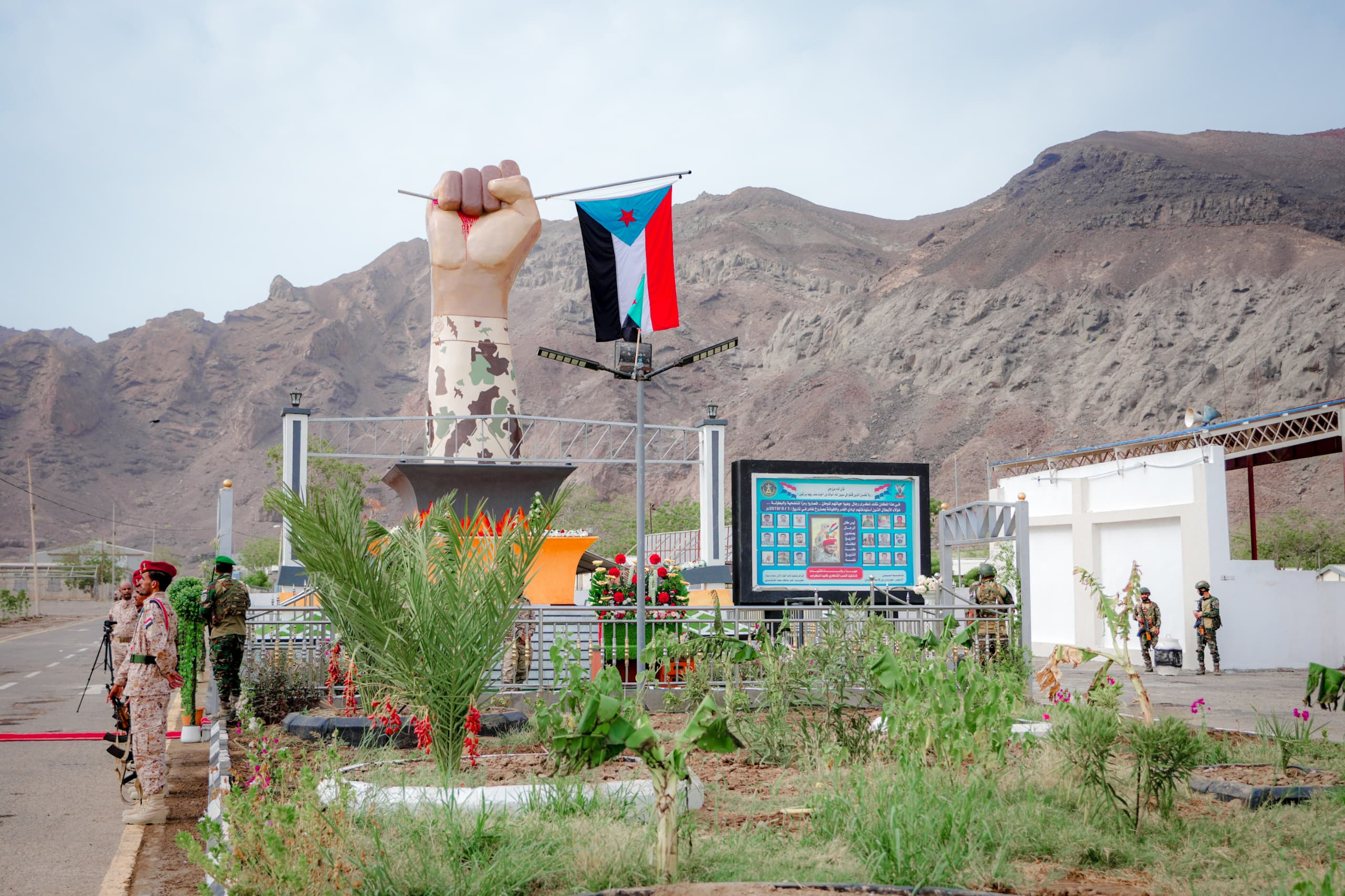 الرئيس الزُبيدي يزور النصب التذكاري للشهيد القائد منير أبو اليمامة ورفاقه الرئيس الزُبيدي يزور النصب التذكاري للشهيد القائد منير أبو اليمامة ورفاقه