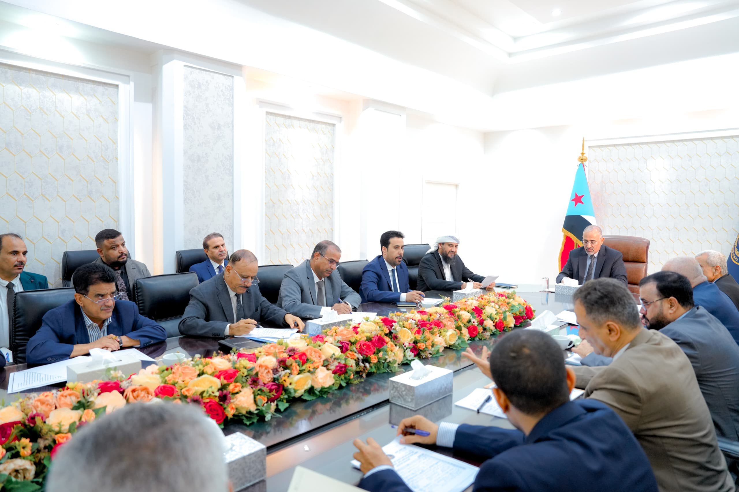 القيادة التنفيذية العُليا تناقش إجراءات ضبط الأسعار وتفعيل الرقابة على الأسواق القيادة التنفيذية العُليا تناقش إجراءات ضبط الأسعار وتفعيل الرقابة على الأسواق