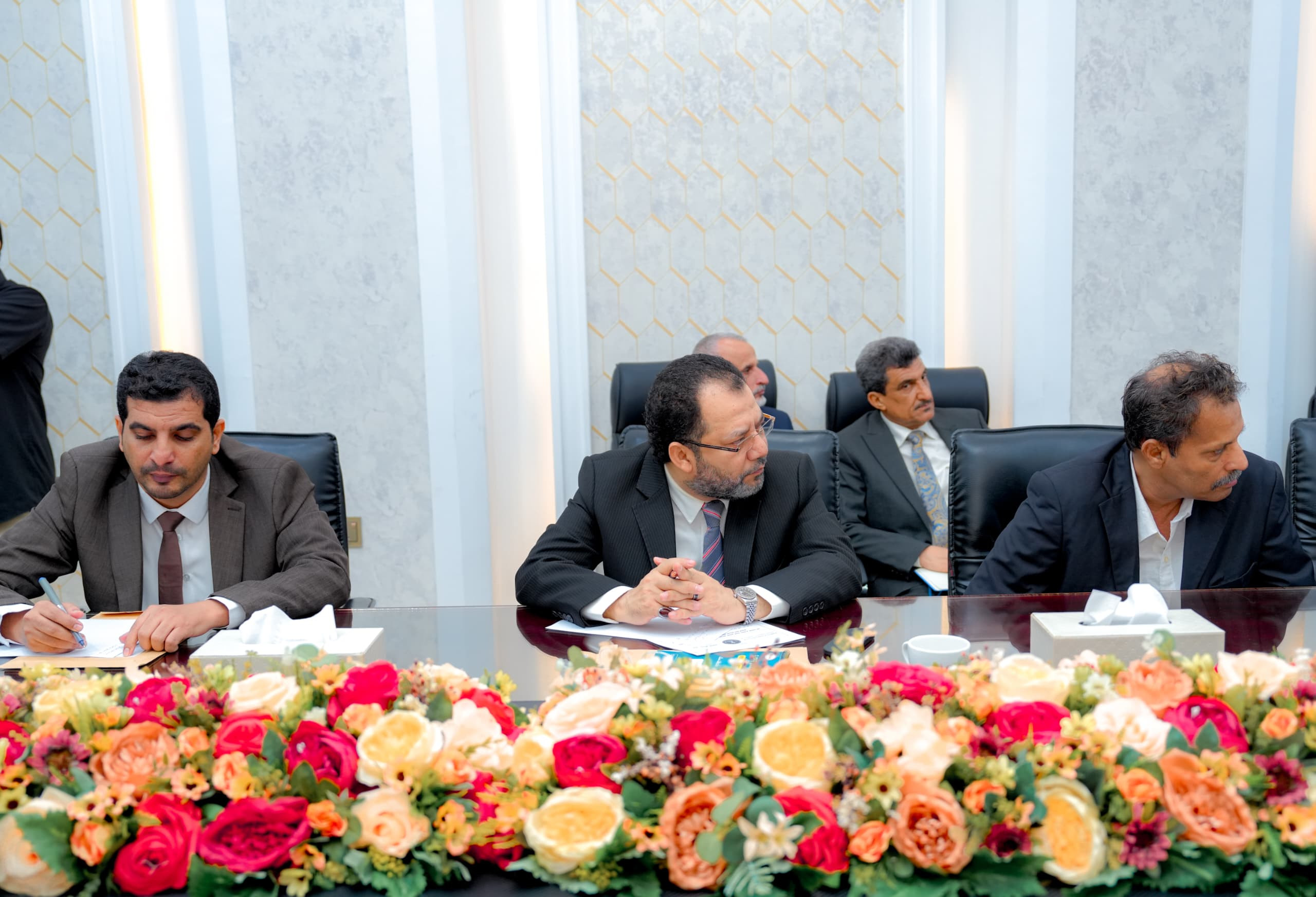 القيادة التنفيذية العُليا تناقش إجراءات ضبط الأسعار وتفعيل الرقابة على الأسواق القيادة التنفيذية العُليا تناقش إجراءات ضبط الأسعار وتفعيل الرقابة على الأسواق