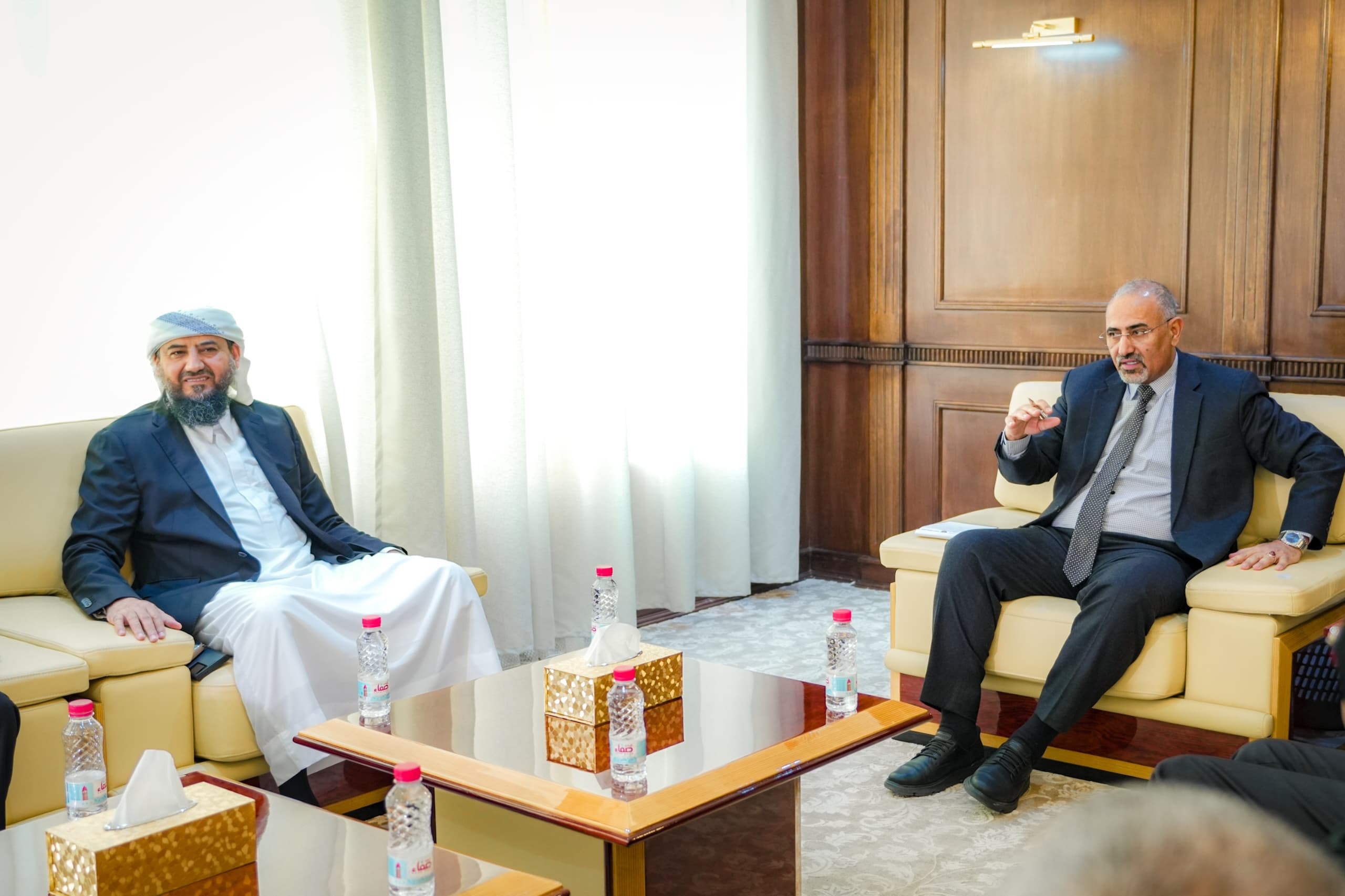 الرئيس الزُبيدي يوجّه بسرعة فتح محاكم العاصمة عدن وحل مطالب القضاة وفقا للقانون الرئيس الزُبيدي يوجّه بسرعة فتح محاكم العاصمة عدن وحل مطالب القضاة وفقا للقانون