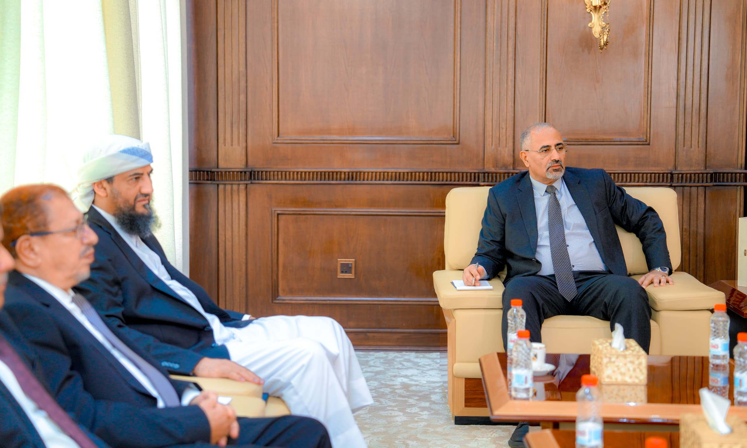 الرئيس الزُبيدي يوجّه بسرعة فتح محاكم العاصمة عدن وحل مطالب القضاة وفقا للقانون الرئيس الزُبيدي يوجّه بسرعة فتح محاكم العاصمة عدن وحل مطالب القضاة وفقا للقانون