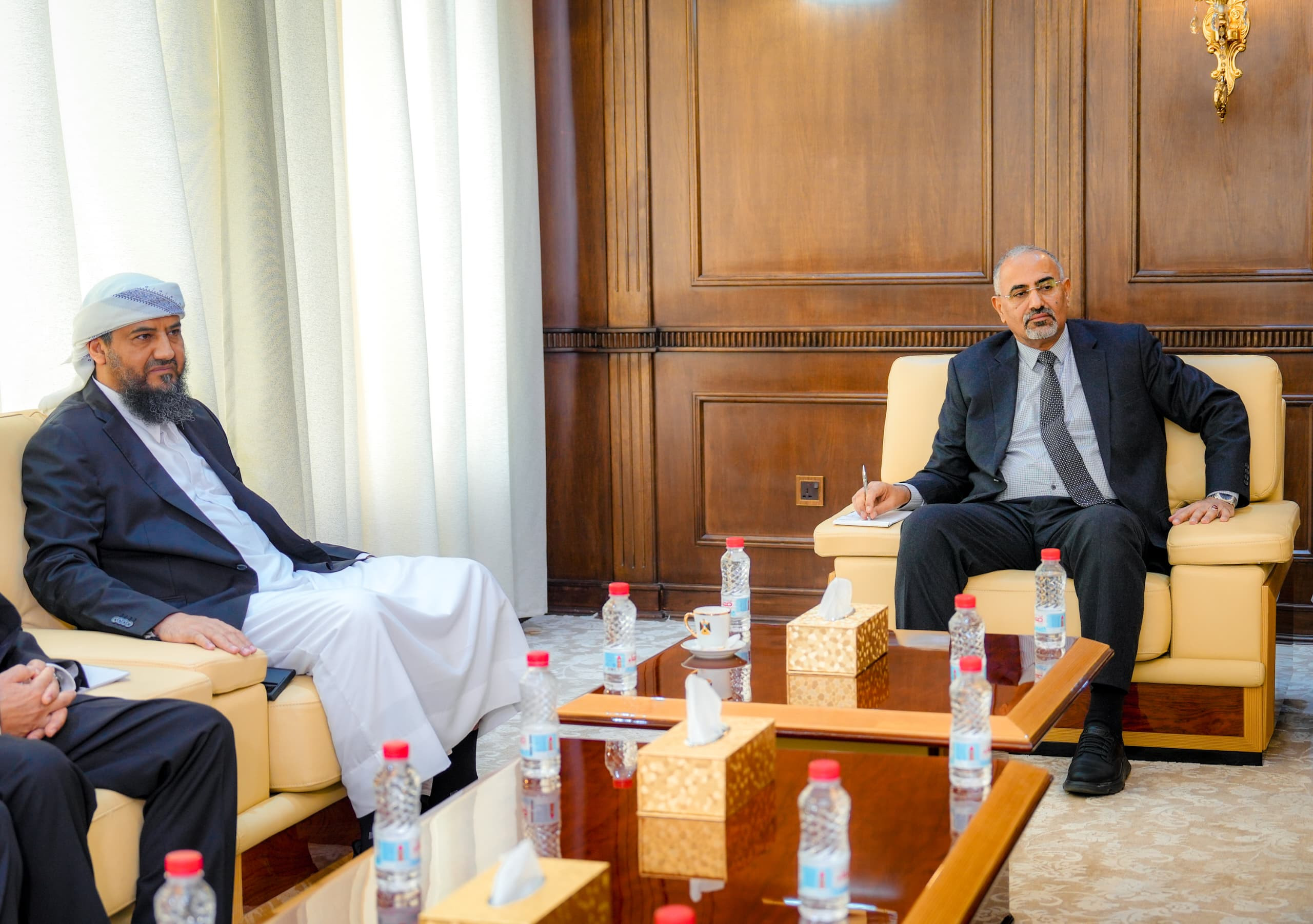 الرئيس الزُبيدي يوجّه بسرعة فتح محاكم العاصمة عدن وحل مطالب القضاة وفقا للقانون الرئيس الزُبيدي يوجّه بسرعة فتح محاكم العاصمة عدن وحل مطالب القضاة وفقا للقانون