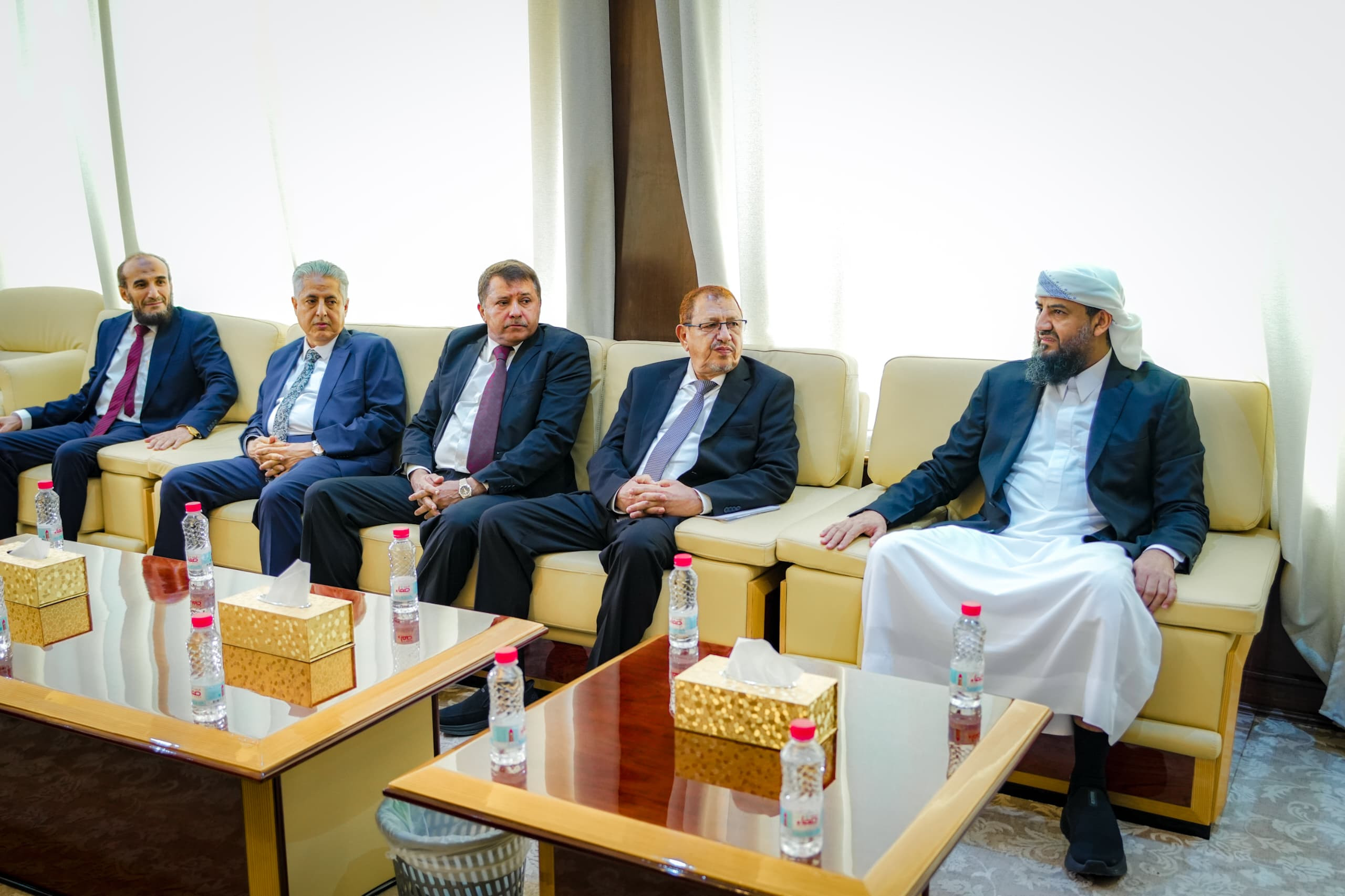 الرئيس الزُبيدي يوجّه بسرعة فتح محاكم العاصمة عدن وحل مطالب القضاة وفقا للقانون الرئيس الزُبيدي يوجّه بسرعة فتح محاكم العاصمة عدن وحل مطالب القضاة وفقا للقانون