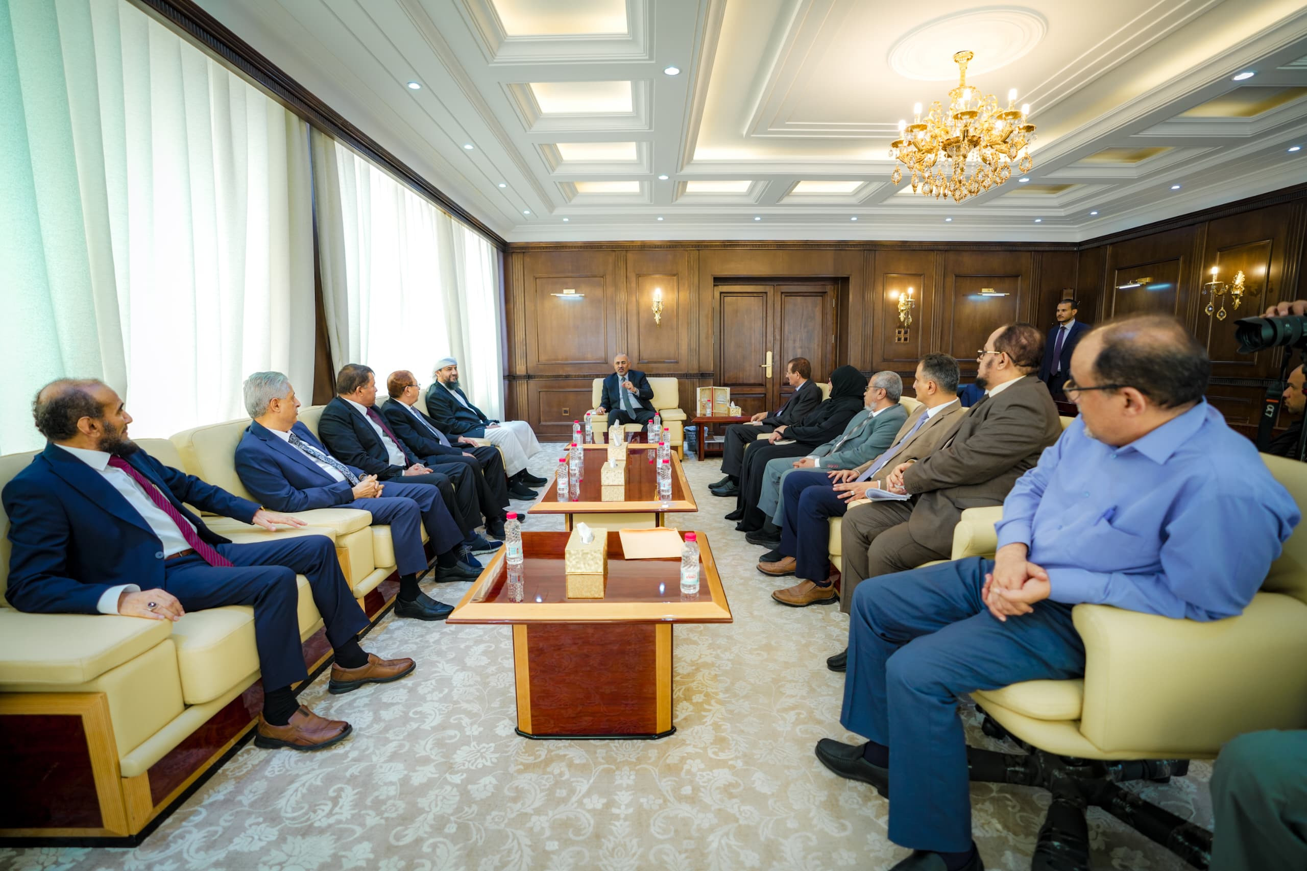 الرئيس الزُبيدي يوجّه بسرعة فتح محاكم العاصمة عدن وحل مطالب القضاة وفقا للقانون الرئيس الزُبيدي يوجّه بسرعة فتح محاكم العاصمة عدن وحل مطالب القضاة وفقا للقانون