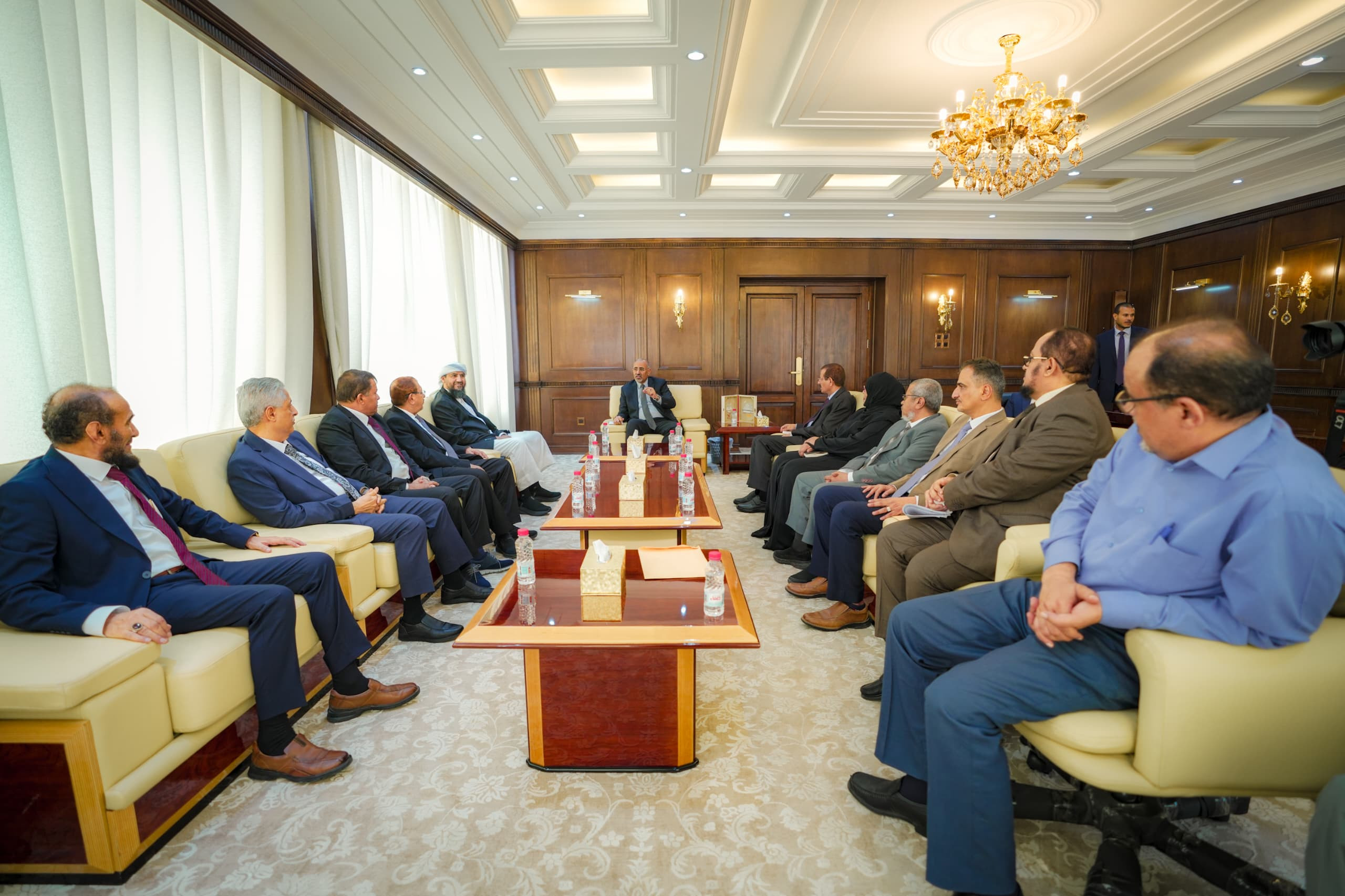 الرئيس الزُبيدي يوجّه بسرعة فتح محاكم العاصمة عدن وحل مطالب القضاة وفقا للقانون الرئيس الزُبيدي يوجّه بسرعة فتح محاكم العاصمة عدن وحل مطالب القضاة وفقا للقانون