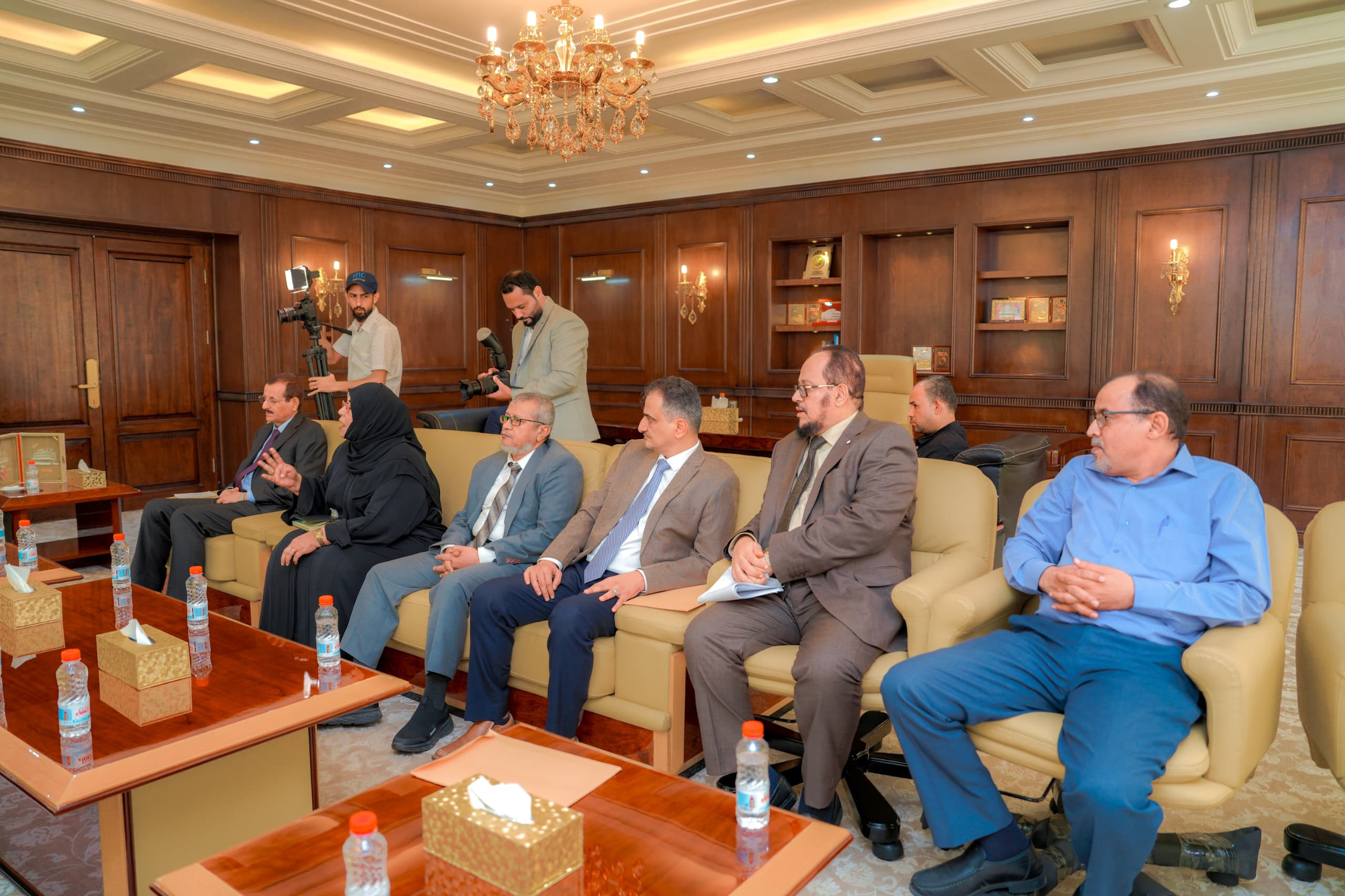 الرئيس الزُبيدي يوجّه بسرعة فتح محاكم العاصمة عدن وحل مطالب القضاة وفقا للقانون الرئيس الزُبيدي يوجّه بسرعة فتح محاكم العاصمة عدن وحل مطالب القضاة وفقا للقانون