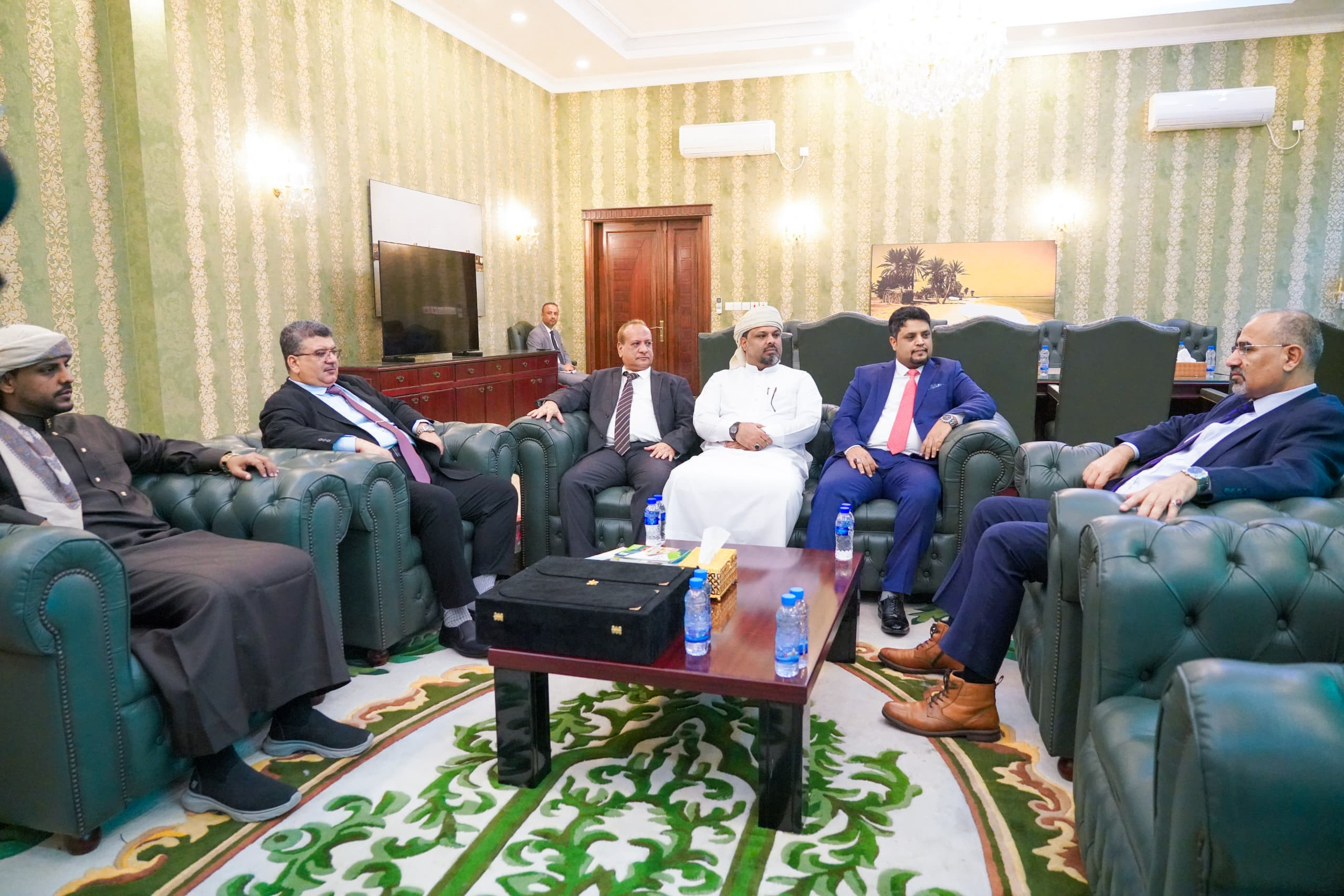 الرئيس الزُبيدي يطّلع على جهود قيادة جامعة المهرة في تطوير التعليم الأكاديمي بالمحافظة الرئيس الزُبيدي يطّلع على جهود قيادة جامعة المهرة في تطوير التعليم الأكاديمي بالمحافظة