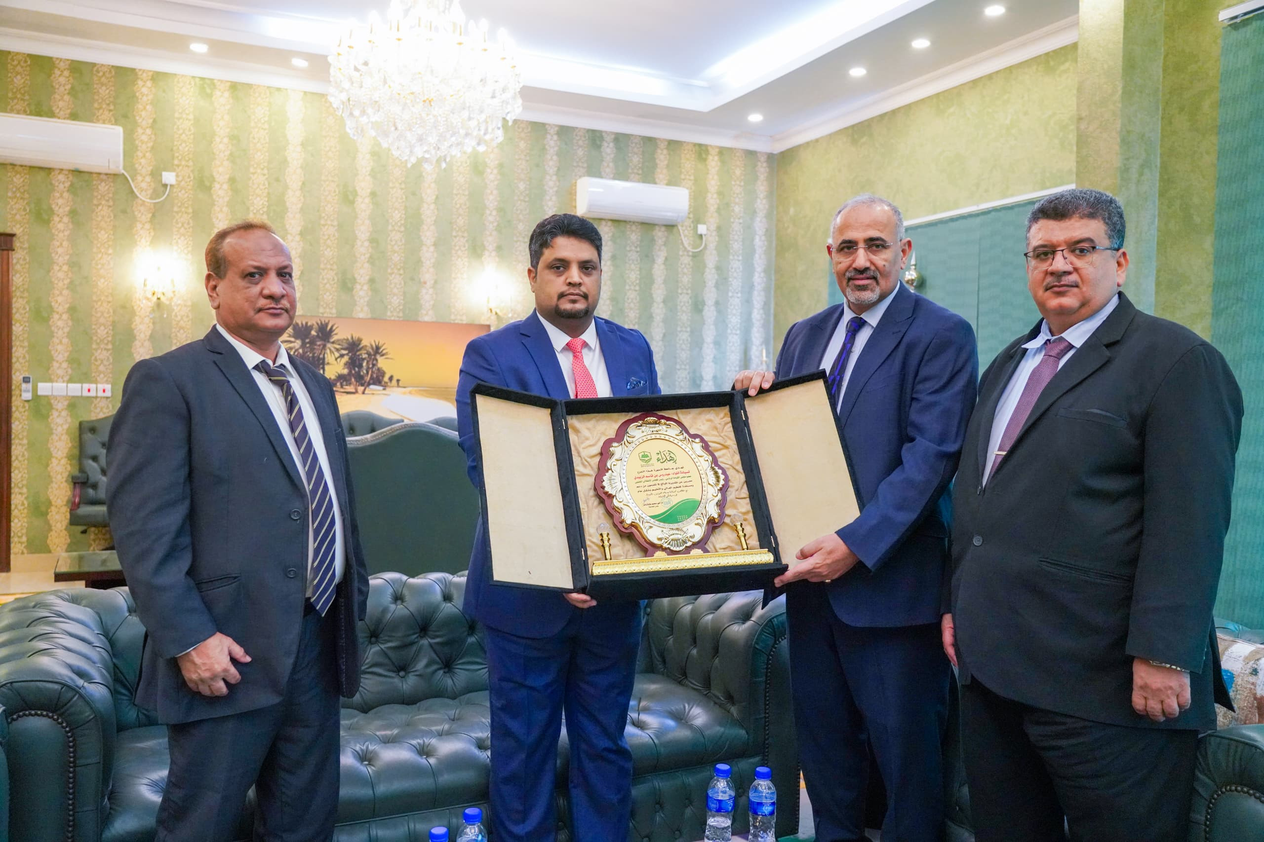 الرئيس الزُبيدي يطّلع على جهود قيادة جامعة المهرة في تطوير التعليم الأكاديمي بالمحافظة الرئيس الزُبيدي يطّلع على جهود قيادة جامعة المهرة في تطوير التعليم الأكاديمي بالمحافظة