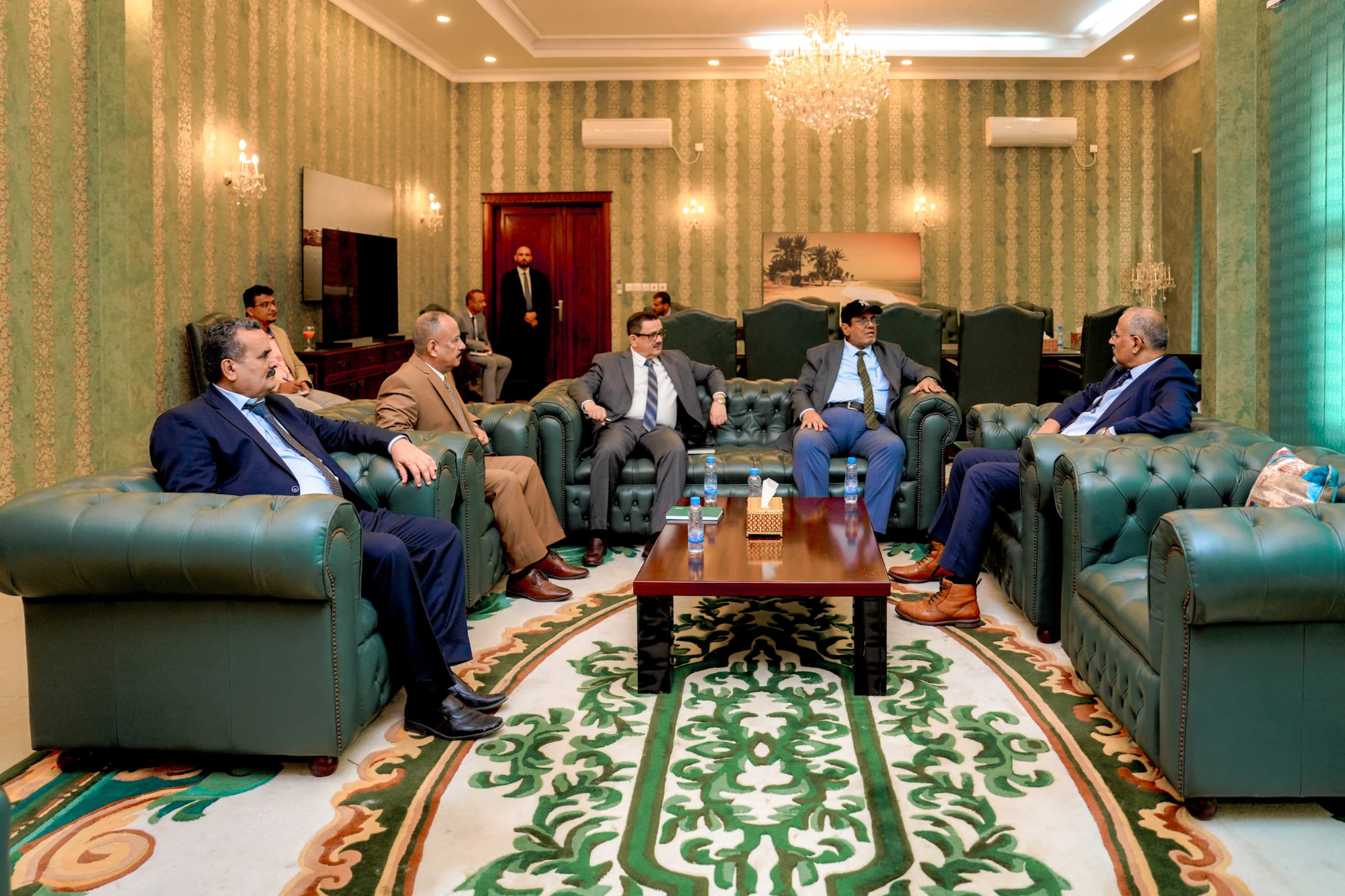 الرئيس الزُبيدي يلتقي قيادة قطاع الطيران ويؤكد دعم جهود إعادة بناء القطاع وتطويره الرئيس الزُبيدي يلتقي قيادة قطاع الطيران ويؤكد دعم جهود إعادة بناء القطاع وتطويره