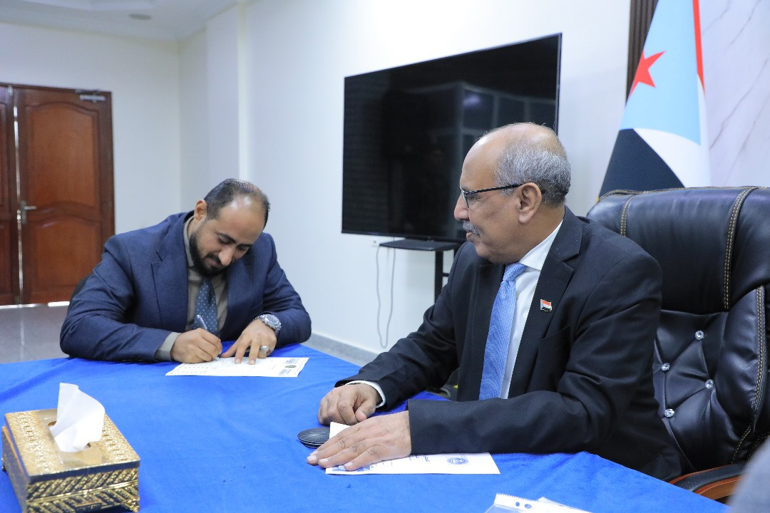 إتمام عملية الاستلام والتسليم للأمانة العامة لهيئة رئاسة المجلس الانتقالي الجنوبي وهيئاتها إتمام عملية الاستلام والتسليم للأمانة العامة لهيئة رئاسة المجلس الانتقالي الجنوبي وهيئاتها