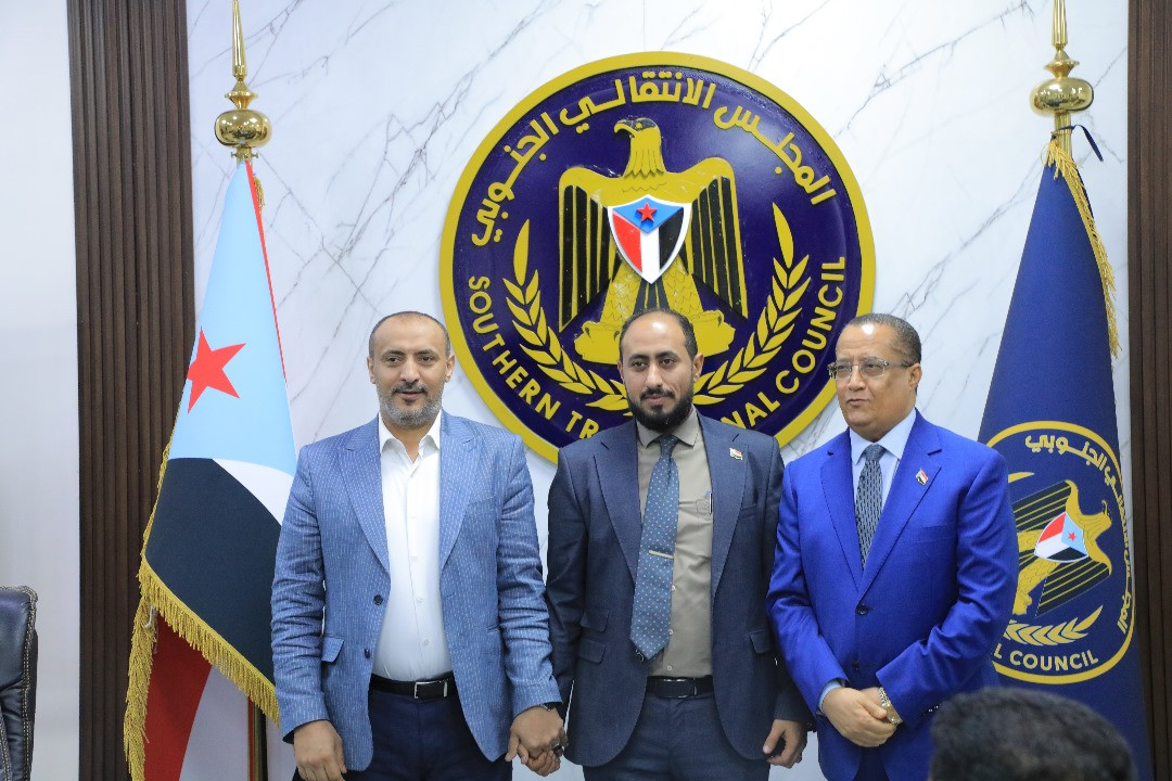 إتمام عملية الاستلام والتسليم للأمانة العامة لهيئة رئاسة المجلس الانتقالي الجنوبي وهيئاتها إتمام عملية الاستلام والتسليم للأمانة العامة لهيئة رئاسة المجلس الانتقالي الجنوبي وهيئاتها