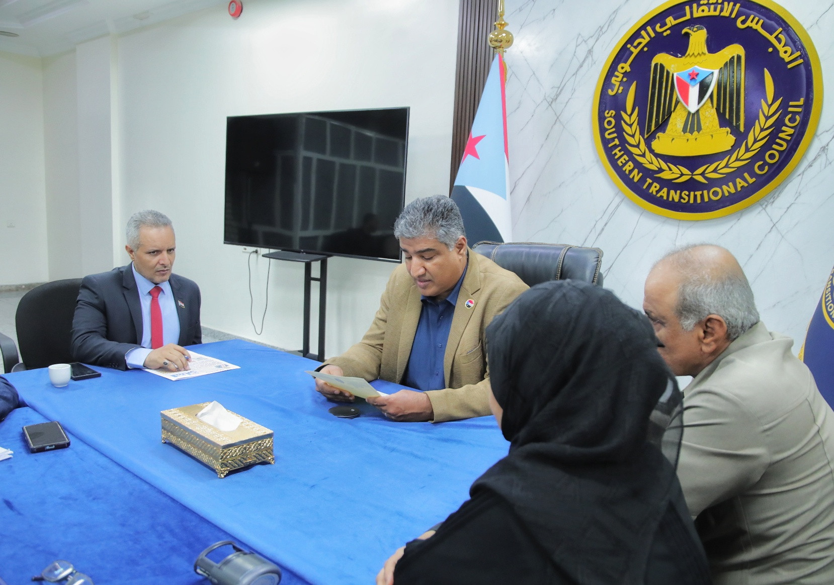 إتمام عملية الاستلام والتسليم للأمانة العامة لهيئة رئاسة المجلس الانتقالي الجنوبي وهيئاتها إتمام عملية الاستلام والتسليم للأمانة العامة لهيئة رئاسة المجلس الانتقالي الجنوبي وهيئاتها