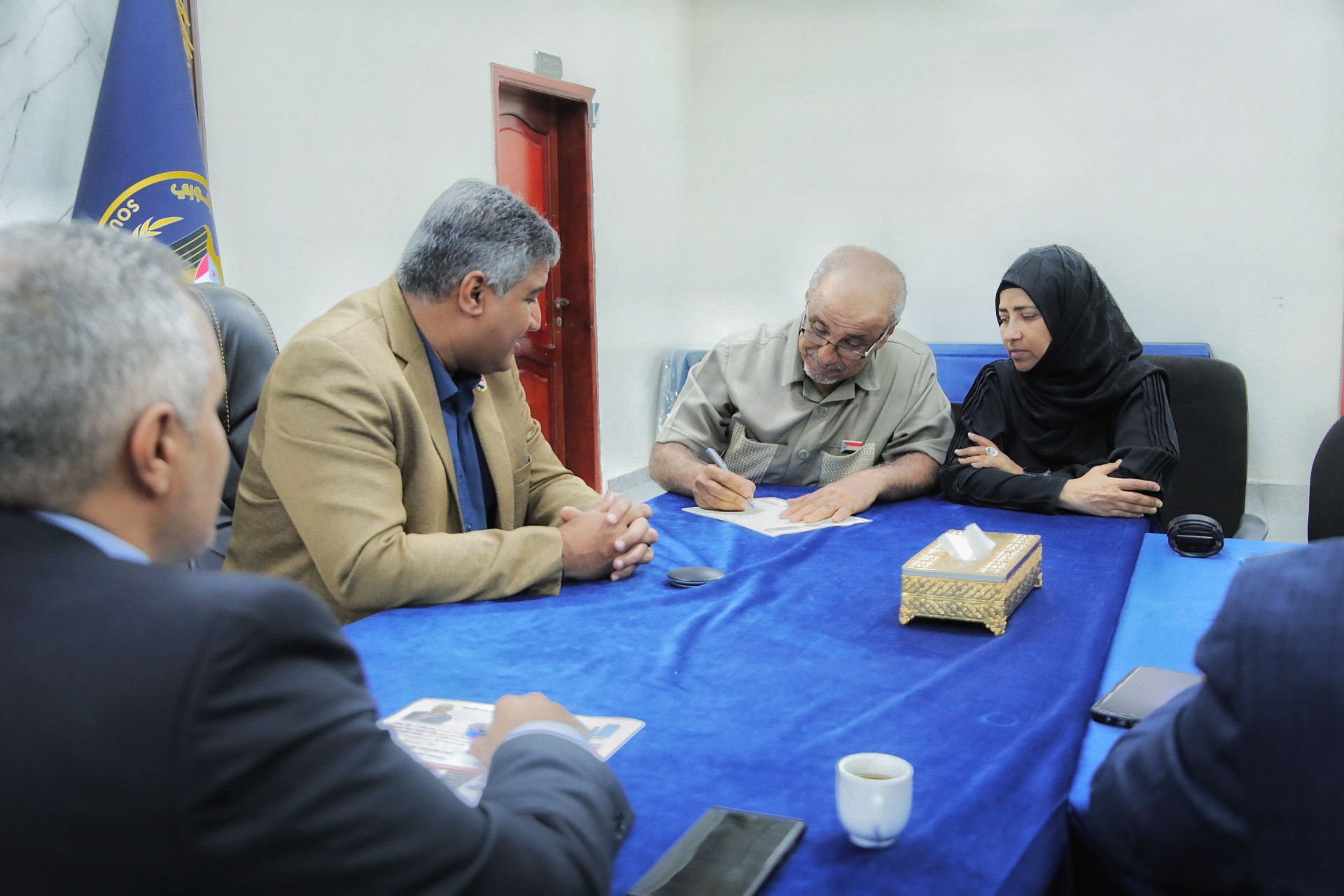 إتمام عملية الاستلام والتسليم للأمانة العامة لهيئة رئاسة المجلس الانتقالي الجنوبي وهيئاتها إتمام عملية الاستلام والتسليم للأمانة العامة لهيئة رئاسة المجلس الانتقالي الجنوبي وهيئاتها