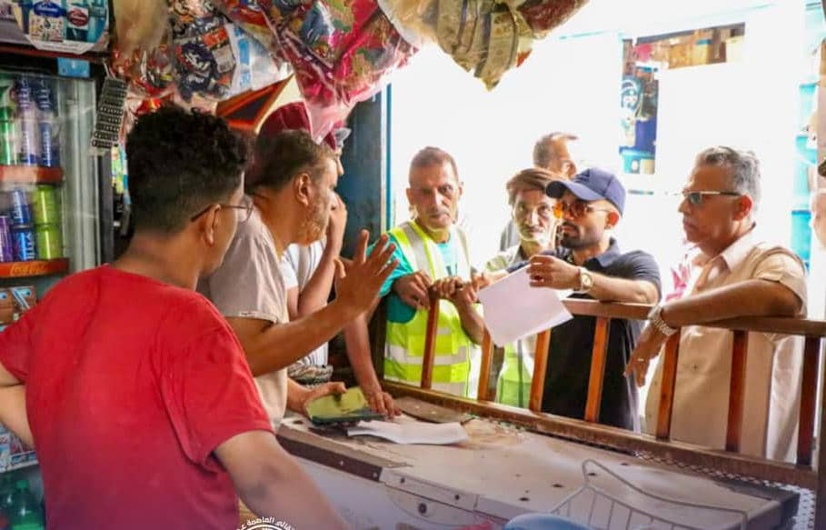 القيادات المحلية للمجلس بمديريات العاصمة عدن تنفذ نزولا ميدانية لضبط ومراقبة الأسعار في الأسواق القيادات المحلية للمجلس بمديريات العاصمة عدن تنفذ نزولا ميدانية لضبط ومراقبة الأسعار في الأسواق