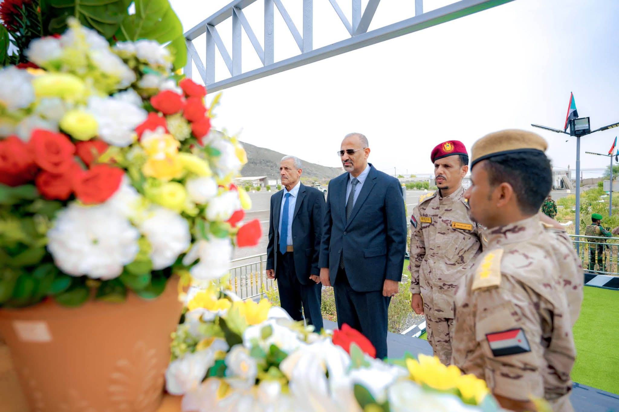 تكريمًا لتضحياته.. الرئيس الزُبيدي يزيح الستار عن النصب التذكاري للشهيد القائد منير "أبو اليمامة" بالعاصمة عدن - تكريمًا لتضحياته.. الرئيس الزُبيدي يزيح الستار عن النصب التذكاري للشهيد القائد منير "أبو اليمامة" بالعاصمة عدن -