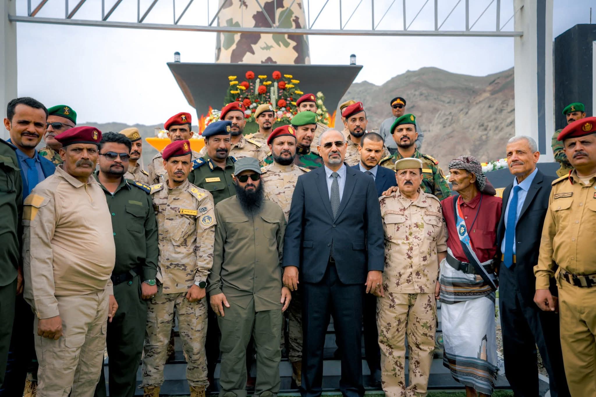 تكريمًا لتضحياته.. الرئيس الزُبيدي يزيح الستار عن النصب التذكاري للشهيد القائد منير "أبو اليمامة" بالعاصمة عدن - تكريمًا لتضحياته.. الرئيس الزُبيدي يزيح الستار عن النصب التذكاري للشهيد القائد منير "أبو اليمامة" بالعاصمة عدن -