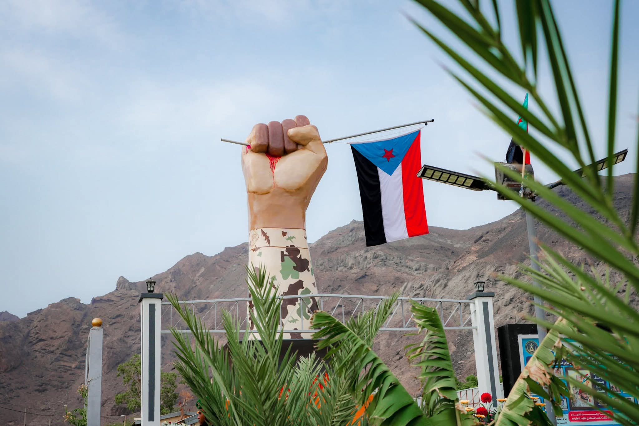 تكريمًا لتضحياته.. الرئيس الزُبيدي يزيح الستار عن النصب التذكاري للشهيد القائد منير "أبو اليمامة" بالعاصمة عدن - تكريمًا لتضحياته.. الرئيس الزُبيدي يزيح الستار عن النصب التذكاري للشهيد القائد منير "أبو اليمامة" بالعاصمة عدن -