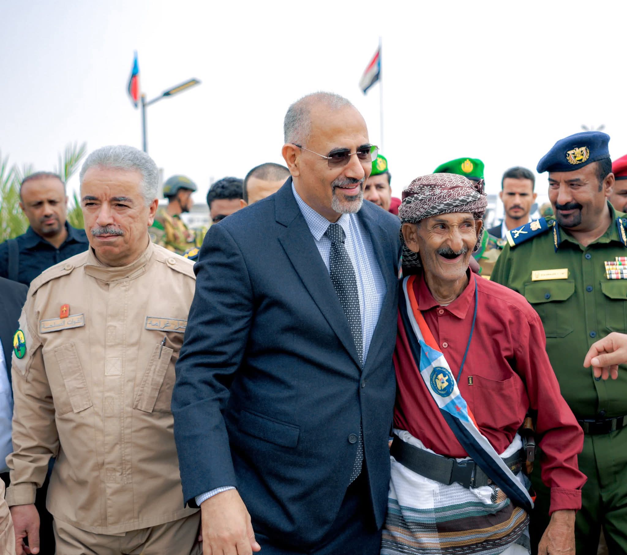 تكريمًا لتضحياته.. الرئيس الزُبيدي يزيح الستار عن النصب التذكاري للشهيد القائد منير "أبو اليمامة" بالعاصمة عدن - تكريمًا لتضحياته.. الرئيس الزُبيدي يزيح الستار عن النصب التذكاري للشهيد القائد منير "أبو اليمامة" بالعاصمة عدن -