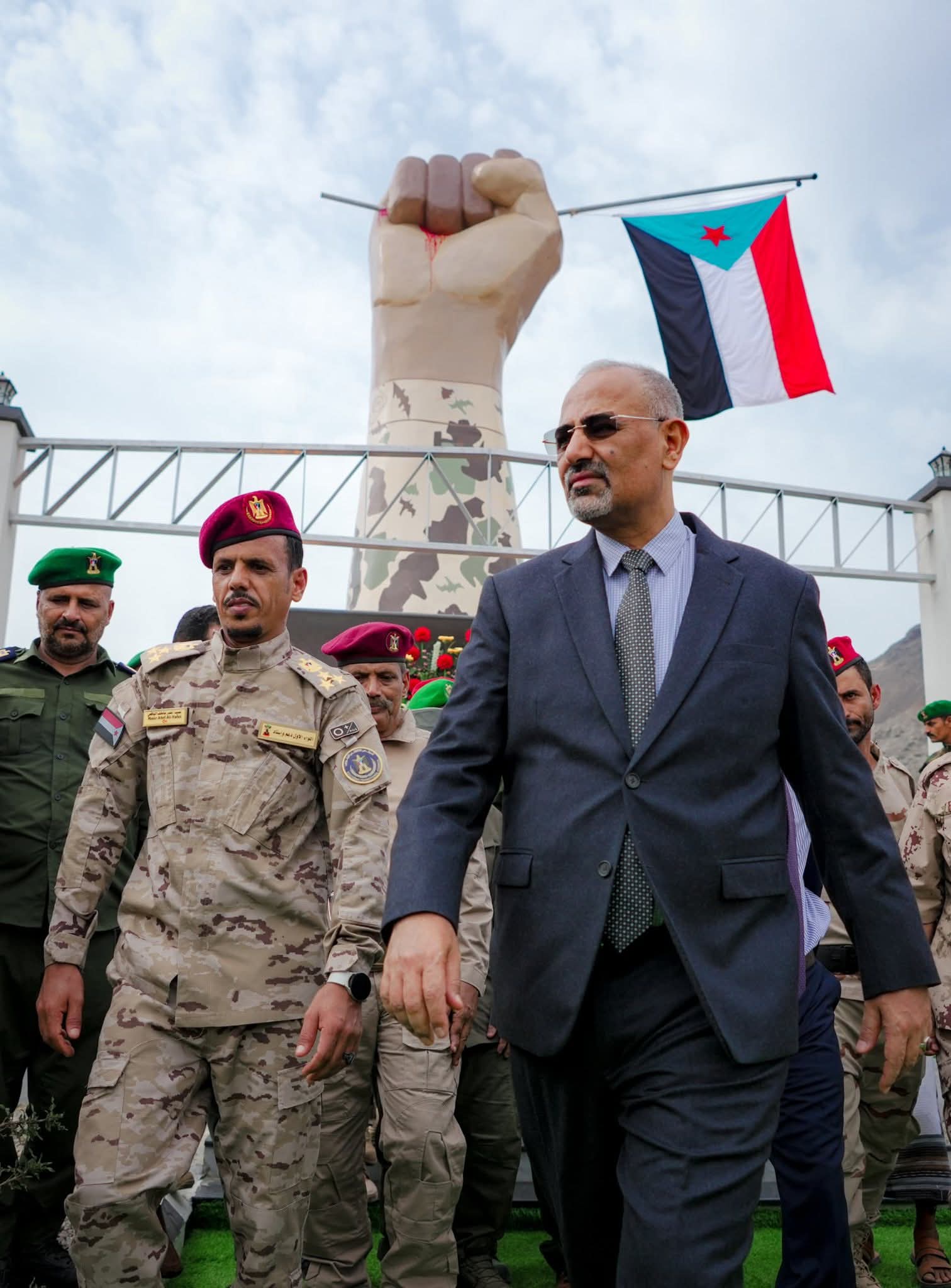 تكريمًا لتضحياته.. الرئيس الزُبيدي يزيح الستار عن النصب التذكاري للشهيد القائد منير "أبو اليمامة" بالعاصمة عدن - تكريمًا لتضحياته.. الرئيس الزُبيدي يزيح الستار عن النصب التذكاري للشهيد القائد منير "أبو اليمامة" بالعاصمة عدن -