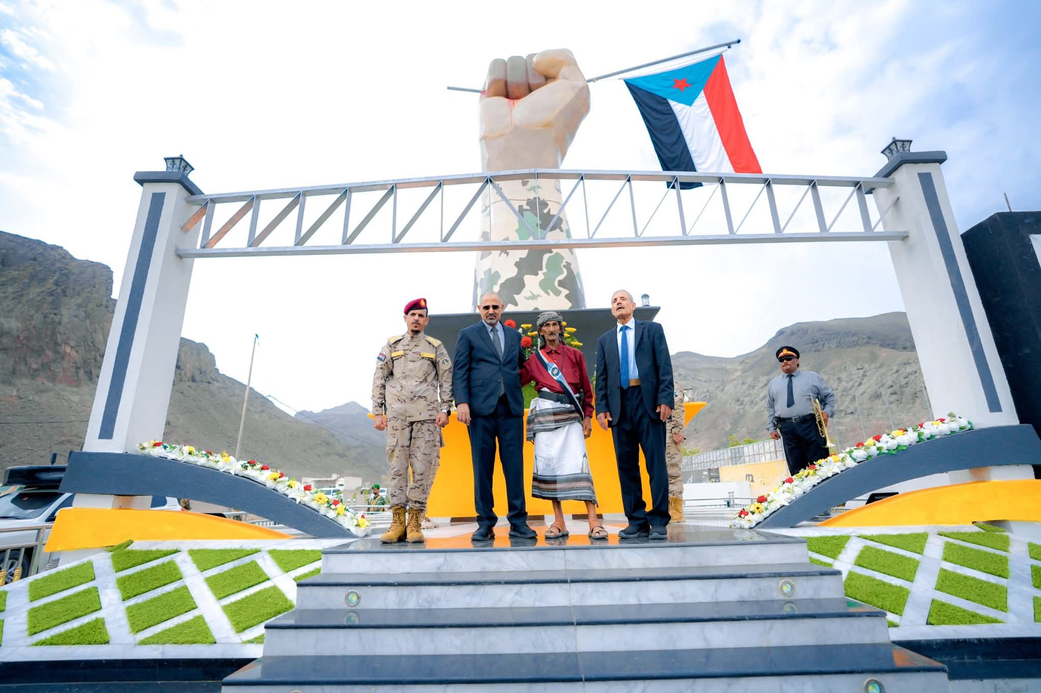 تكريمًا لتضحياته.. الرئيس الزُبيدي يزيح الستار عن النصب التذكاري للشهيد القائد منير "أبو اليمامة" بالعاصمة عدن - تكريمًا لتضحياته.. الرئيس الزُبيدي يزيح الستار عن النصب التذكاري للشهيد القائد منير "أبو اليمامة" بالعاصمة عدن -