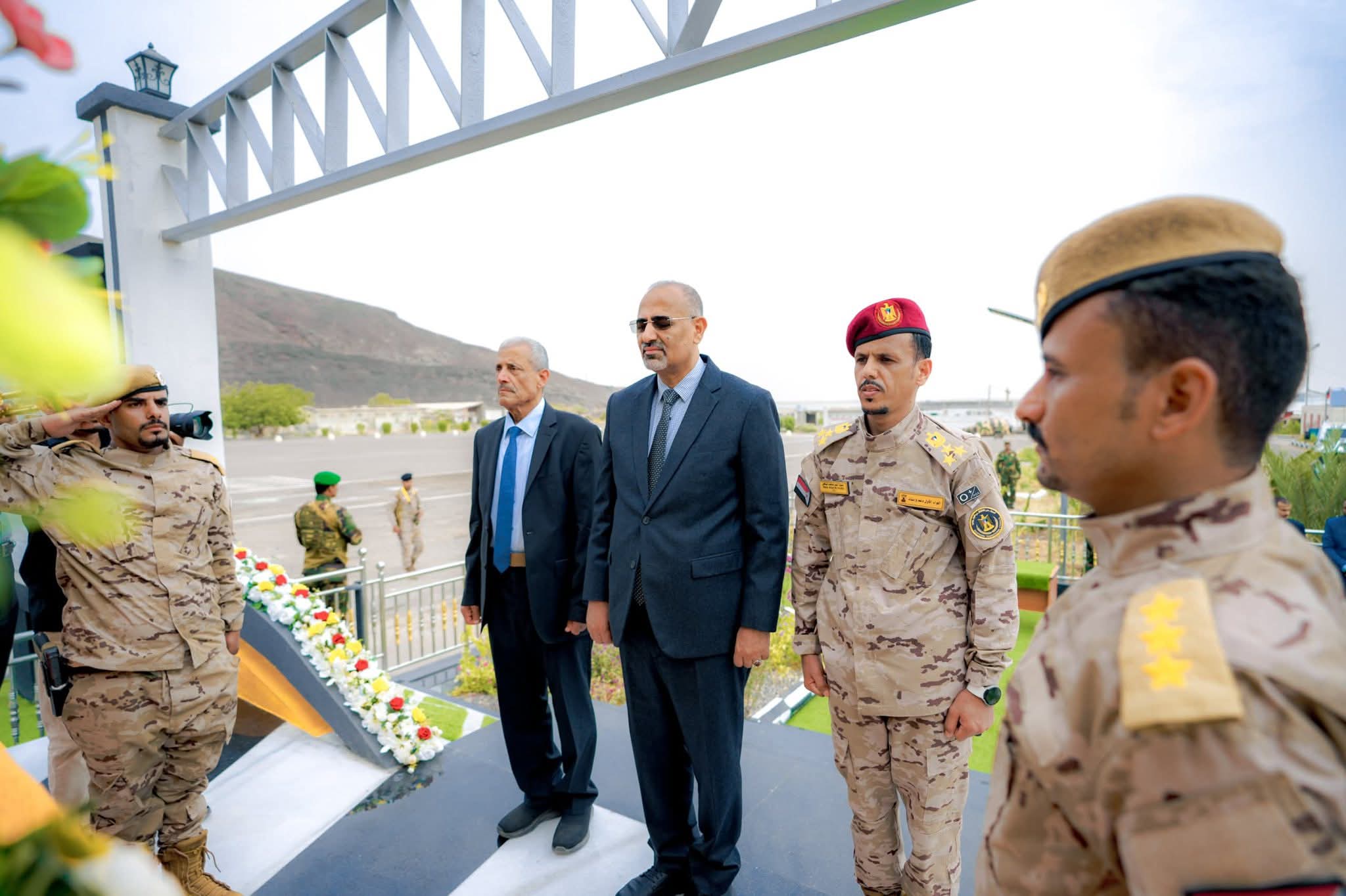 تكريمًا لتضحياته.. الرئيس الزُبيدي يزيح الستار عن النصب التذكاري للشهيد القائد منير "أبو اليمامة" بالعاصمة عدن - تكريمًا لتضحياته.. الرئيس الزُبيدي يزيح الستار عن النصب التذكاري للشهيد القائد منير "أبو اليمامة" بالعاصمة عدن -