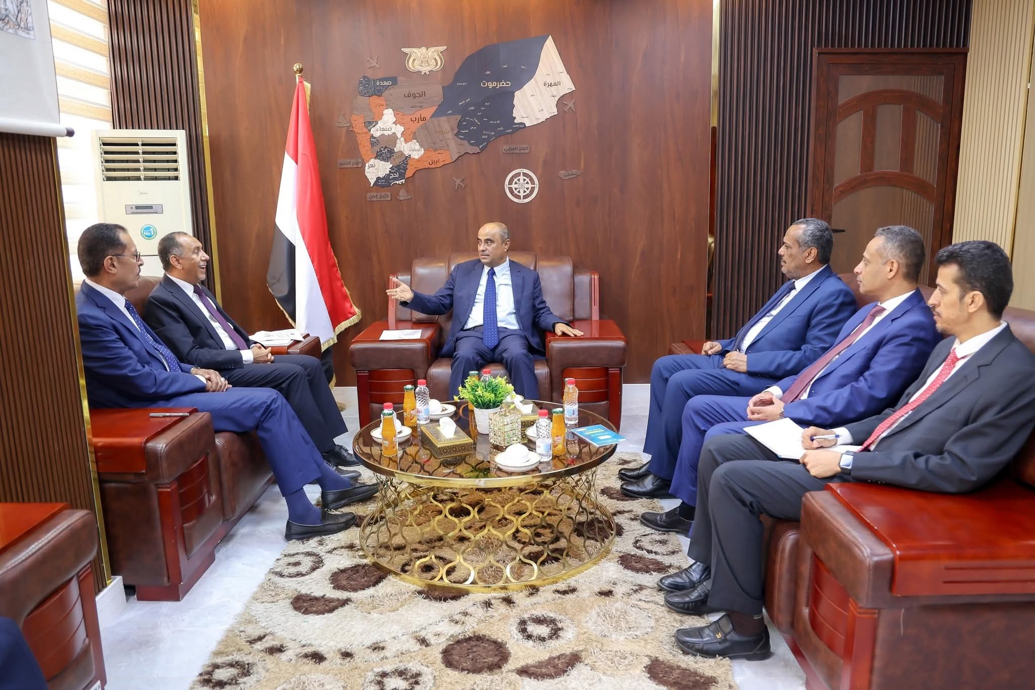 رئيس الوزراء: انخفاض سعر الصرف يجب أن ينعكس فورًا على أسعار السلع والخدمات خلال زيارته لوزارة الصناعة والتجارة - رئيس الوزراء: انخفاض سعر الصرف يجب أن ينعكس فورًا على أسعار السلع والخدمات خلال زيارته لوزارة الصناعة والتجارة -