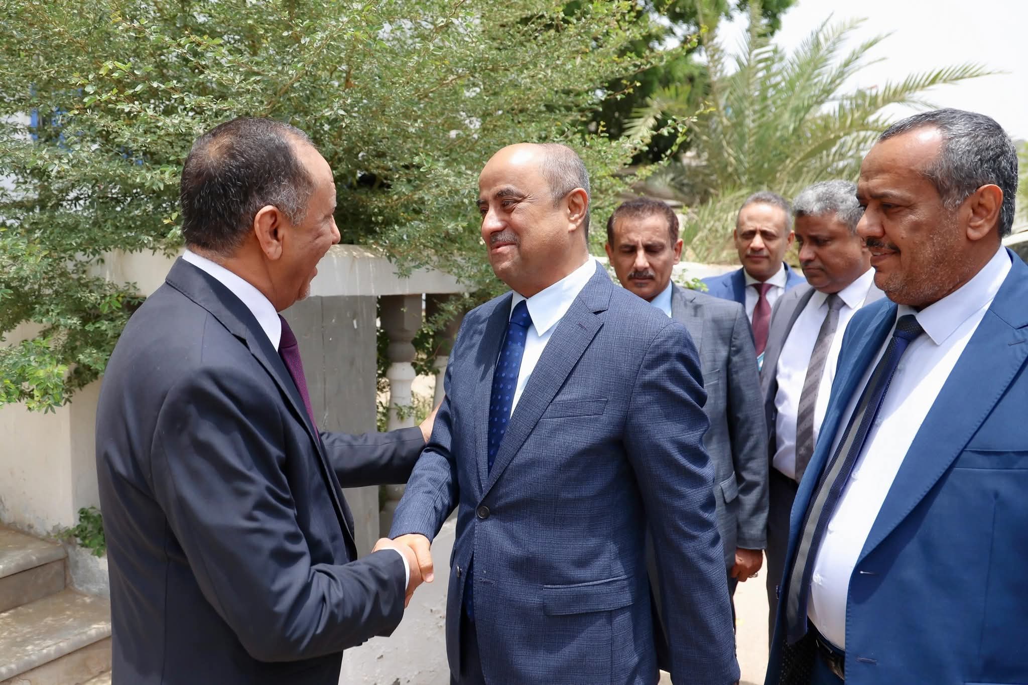 رئيس الوزراء: انخفاض سعر الصرف يجب أن ينعكس فورًا على أسعار السلع والخدمات خلال زيارته لوزارة الصناعة والتجارة - رئيس الوزراء: انخفاض سعر الصرف يجب أن ينعكس فورًا على أسعار السلع والخدمات خلال زيارته لوزارة الصناعة والتجارة -