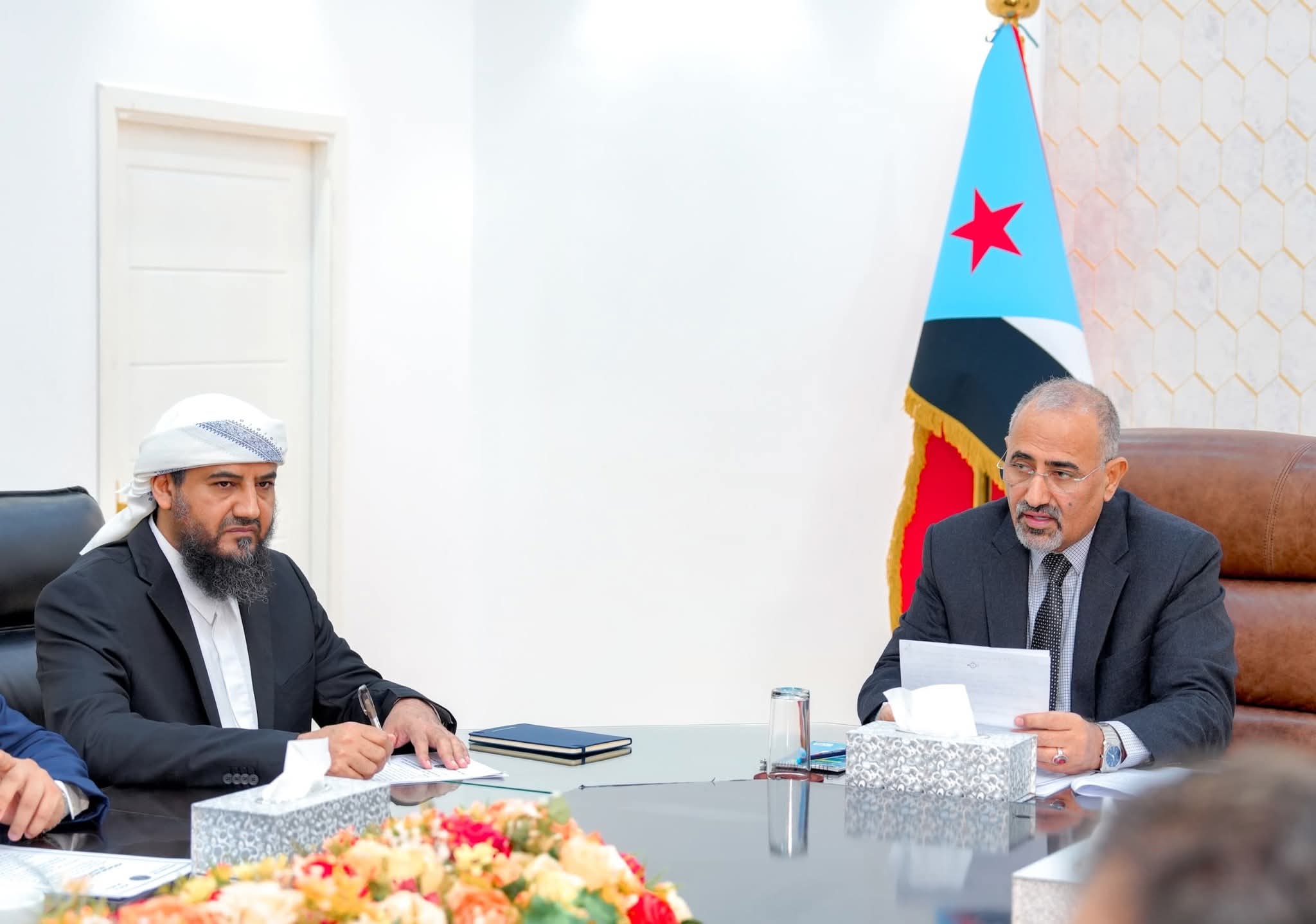 القيادة التنفيذية العُليا بالمجلس الانتقالي تناقش إجراءات ضبط الأسعار وتفعيل الرقابة على الأسواق - القيادة التنفيذية العُليا بالمجلس الانتقالي تناقش إجراءات ضبط الأسعار وتفعيل الرقابة على الأسواق -