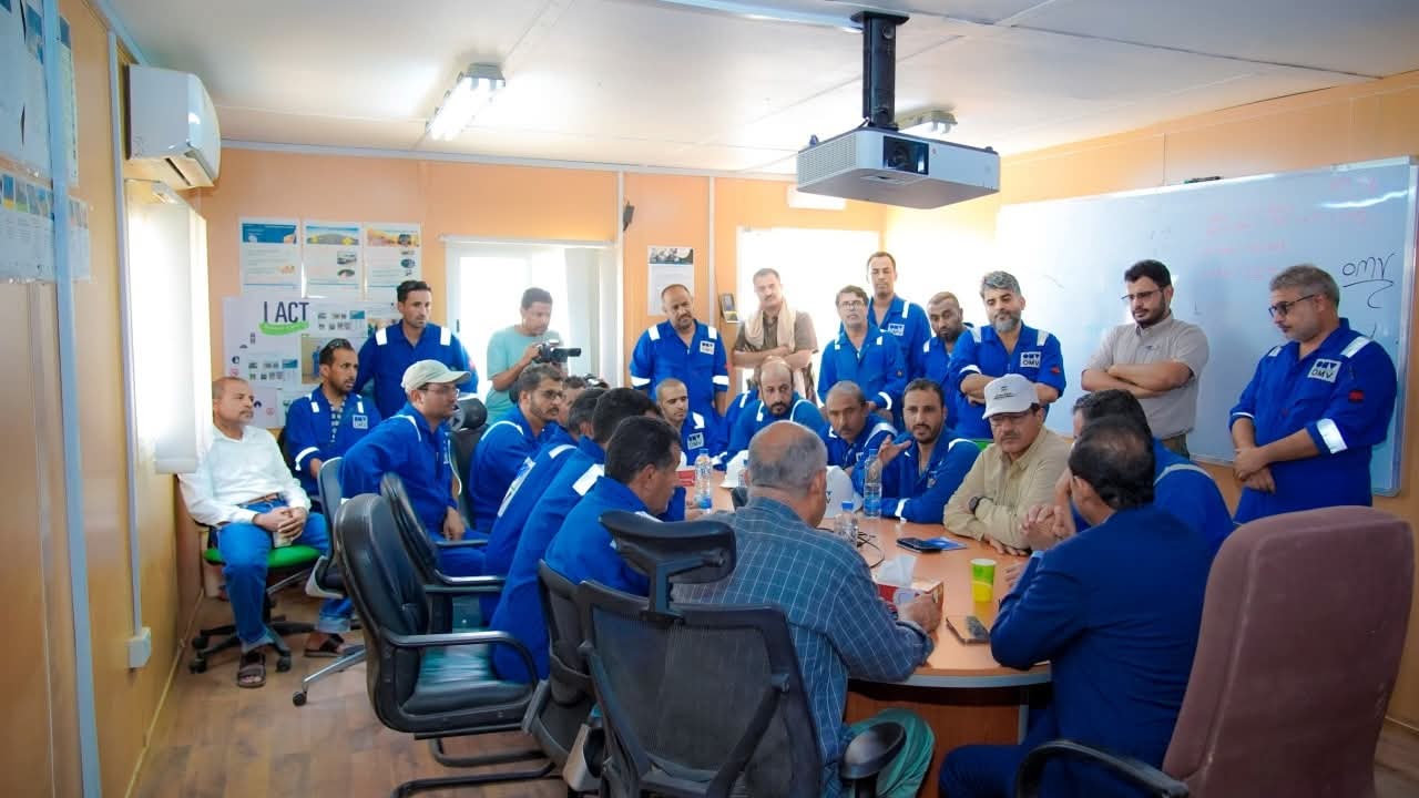 "كفى توقفاً".. محافظ شبوة يطالب بتشغيل قطاع العقلة وإنهاء جمود أهم مورد اقتصادي "كفى توقفاً".. محافظ شبوة يطالب بتشغيل قطاع العقلة وإنهاء جمود أهم مورد اقتصادي